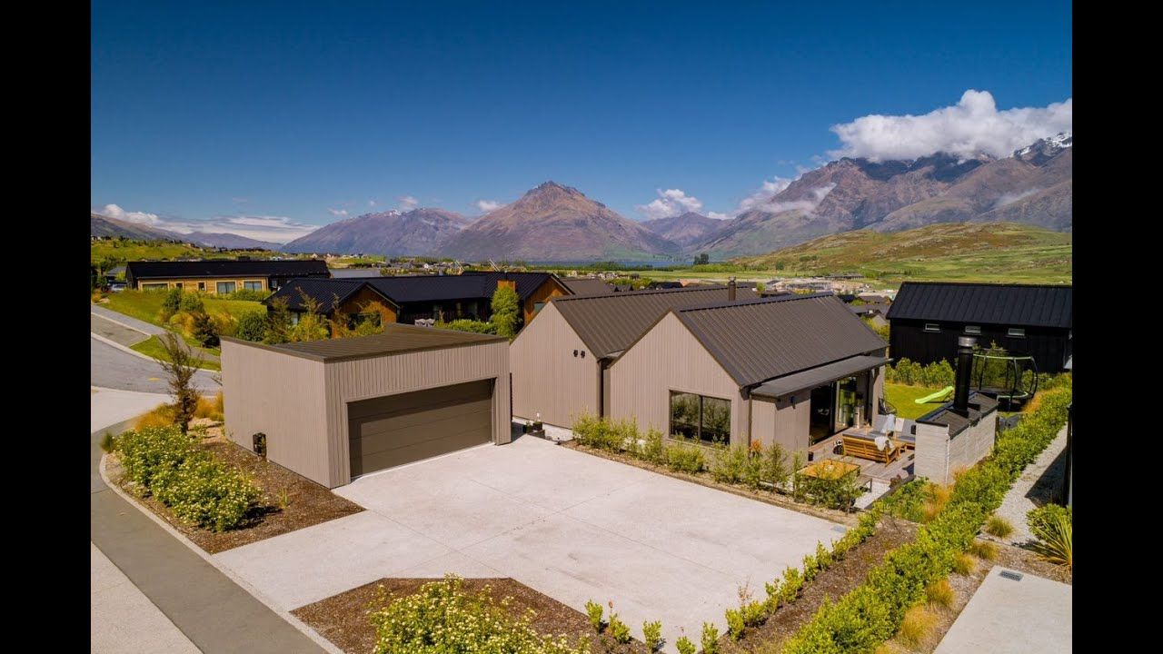 32 Falconer Rise, built by Ferguson Builders and designed by Matz Architects. video
