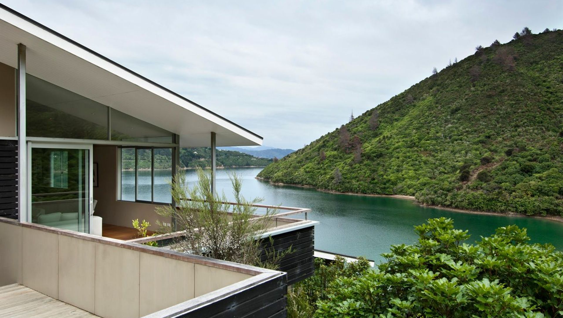 Apple Bay House banner