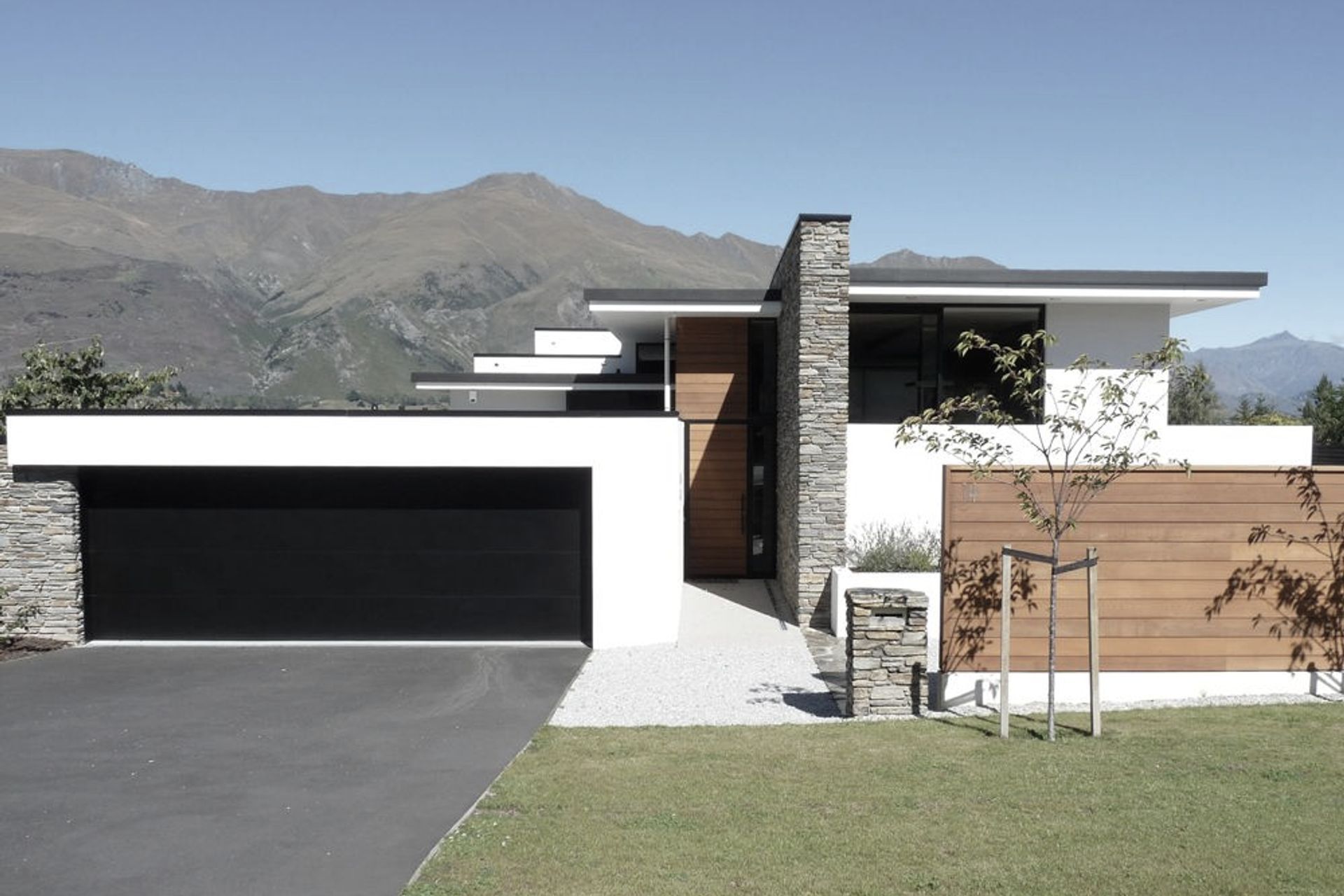 LAKESIDE HOUSE
