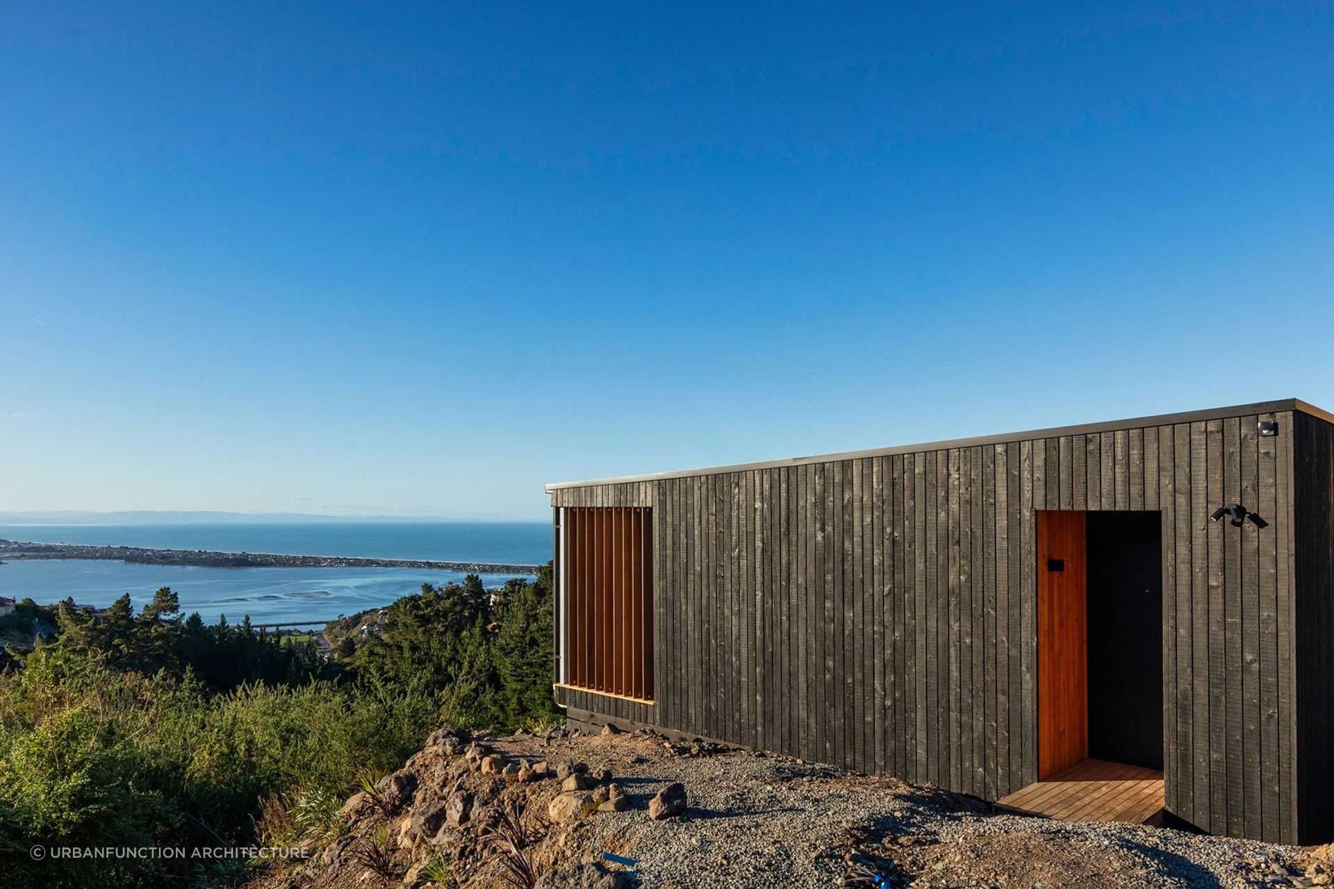 The exterior of the Petite Maison by Urban Function Architecture and its stunning views of the ocean and the Kaikoura ranges