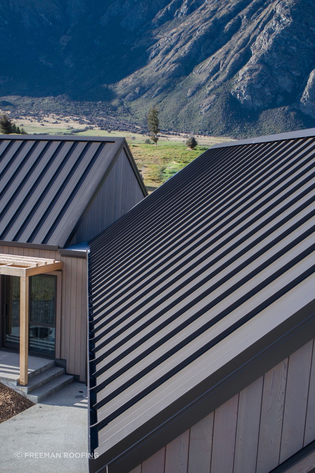 The Alpine Tray SS675 is securely fastened or ‘snap-locked’ onto roof purlins and wall girts through a concealed clip mechanism.
