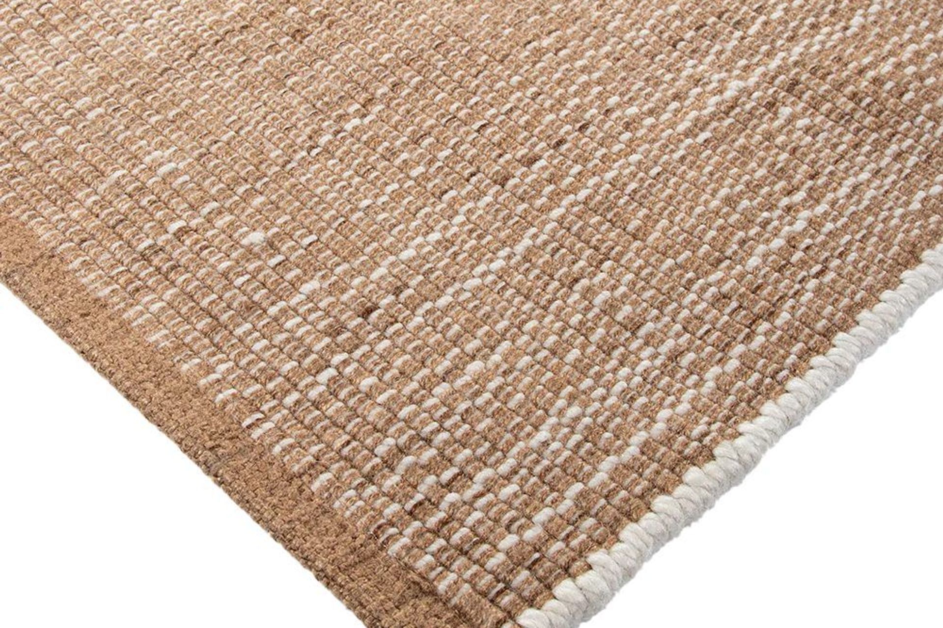 Tightly woven from recycled PET fibres, the Lonsdale rug’s flat weave design provides the perfect foundation for contemporary exterior spaces.