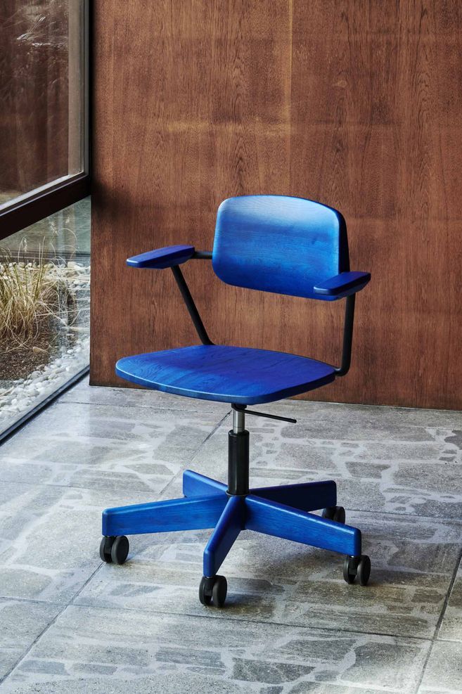 giroflex 150 in Indigo Blue finish