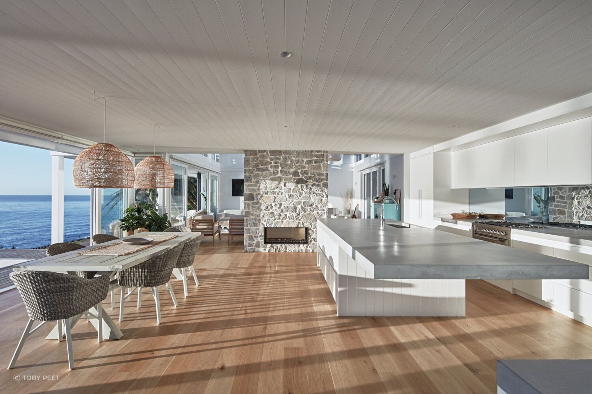 Bow-tie Cliff House by Rama Architects.