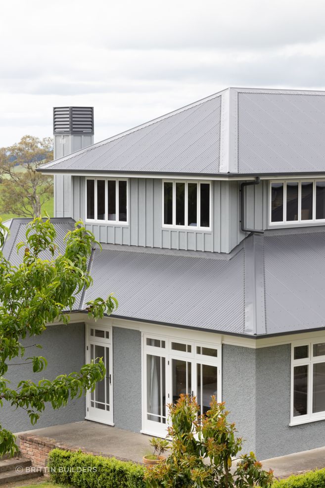 For the Sherenden project, a 150sqm-second storey was fitted around the existing structural beams of the first floor.