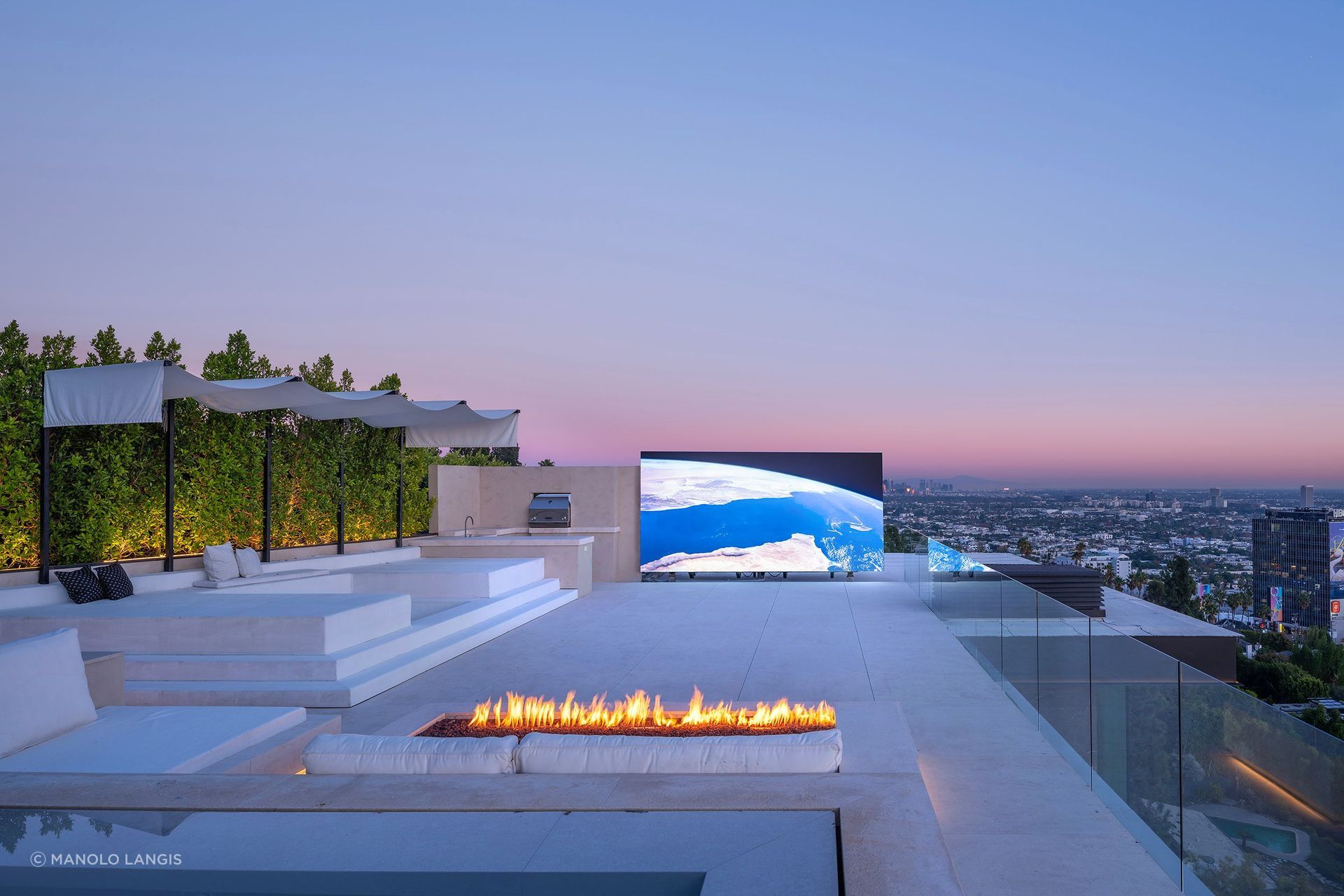 Above West Hollywood, Cordell 2 uses its roof terrace as another layer of the home, shaped around entertainment, atmosphere and the Los Angeles skyline.