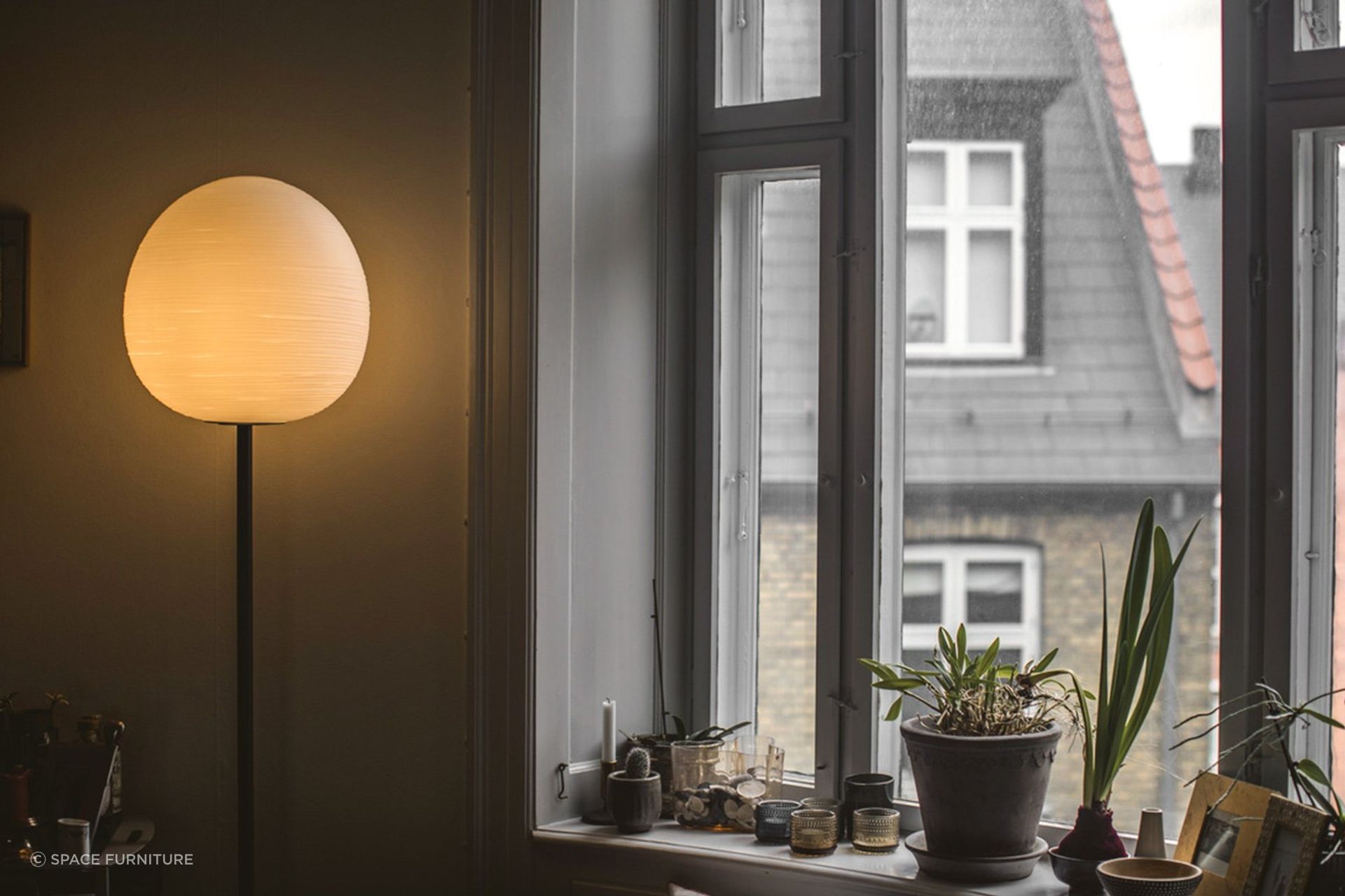 The Rituals XL Lamp can provide ambient lighting in the evening, making it the ideal floor lamp for those cosy winter rainy days.