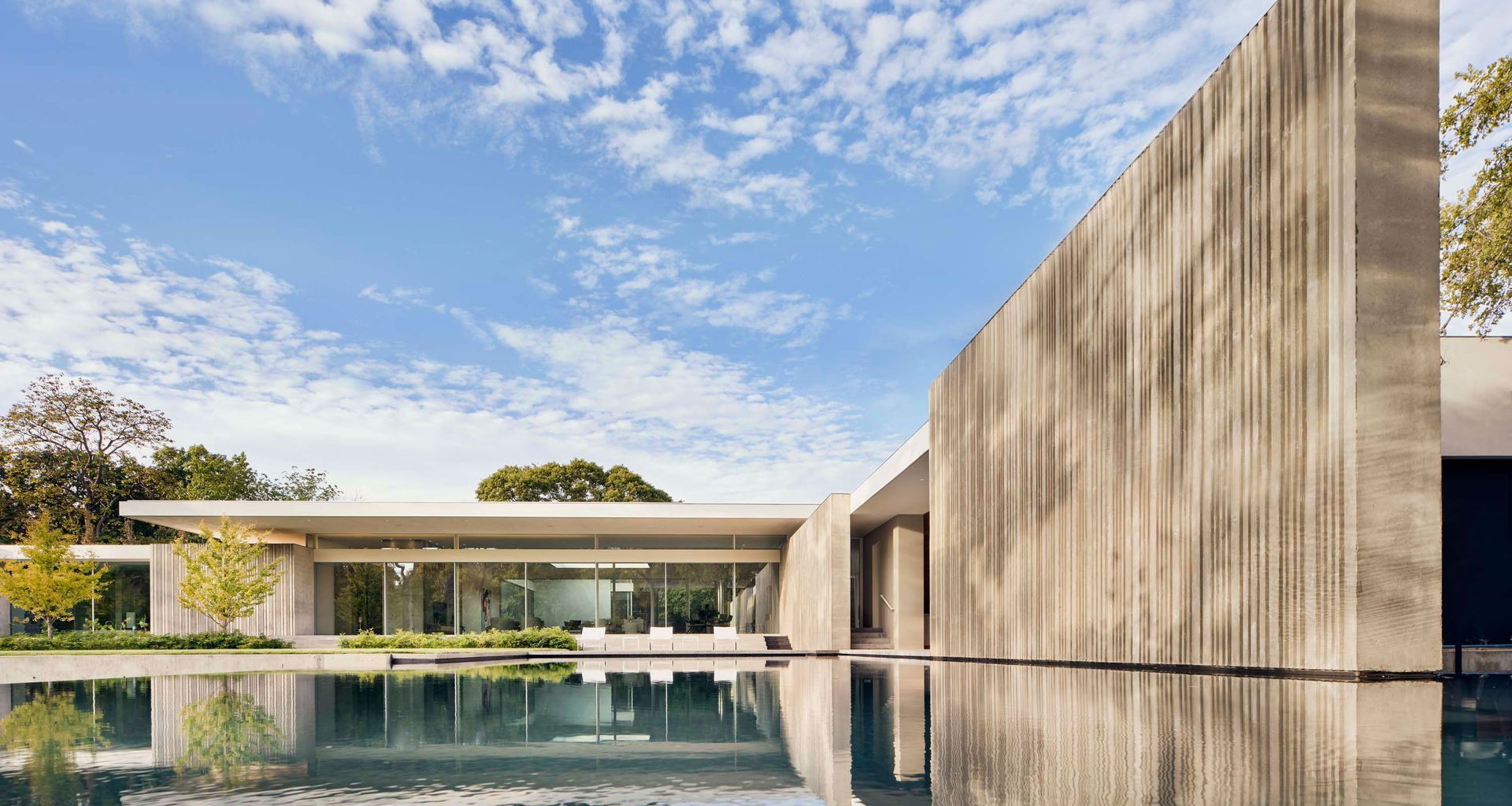 Preston Hollow Residence by Specht Novak uses cast-in-place concrete walls as both structure and atmosphere, with water, reflection and texture revealing the material’s depth throughout the home.
Photo credit: Casey Dunn