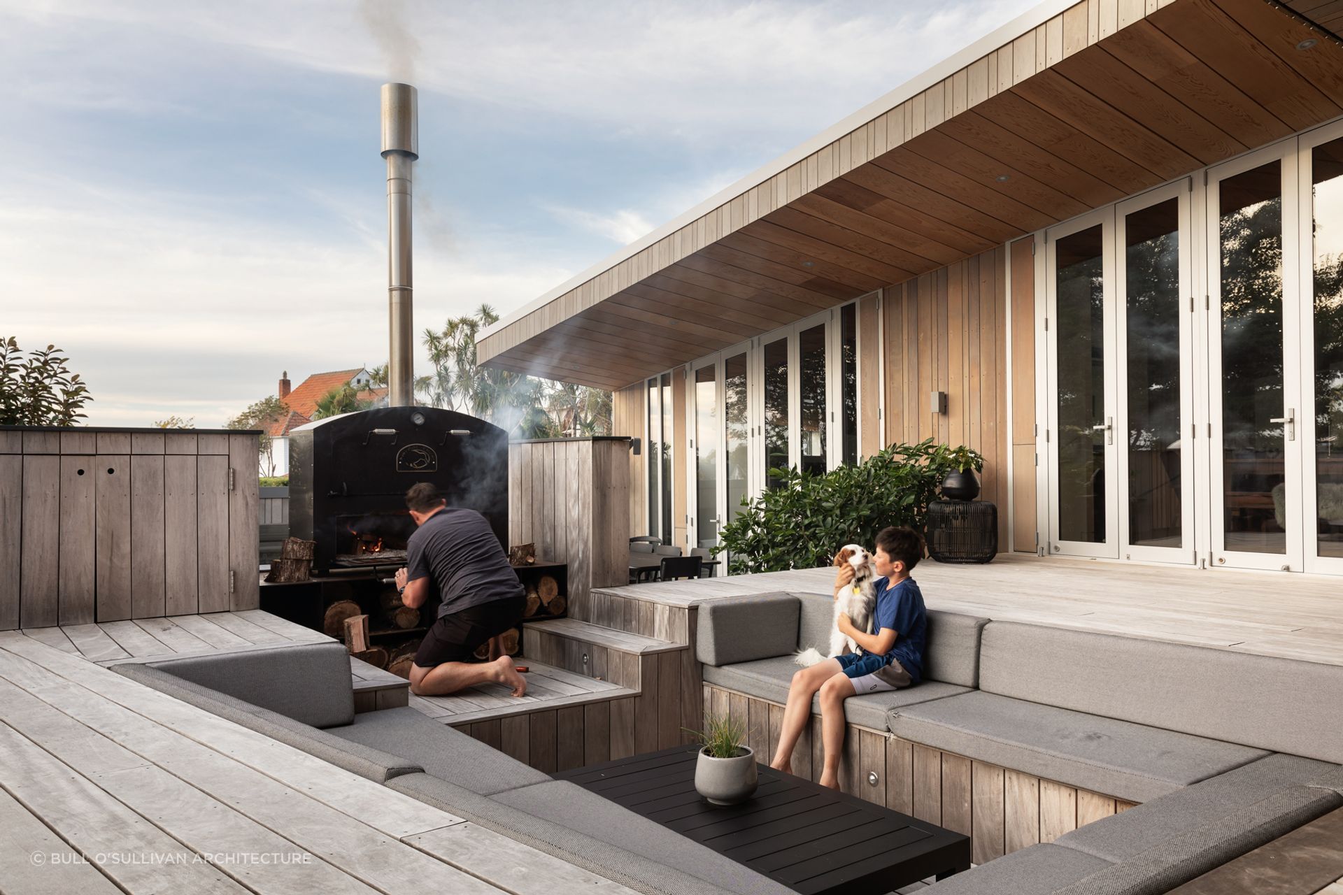 Sunken seating is a practical and unique feature to have in a deck, realised brilliantly in this home in Auckland. | Photography: Sam Hartnett Photography