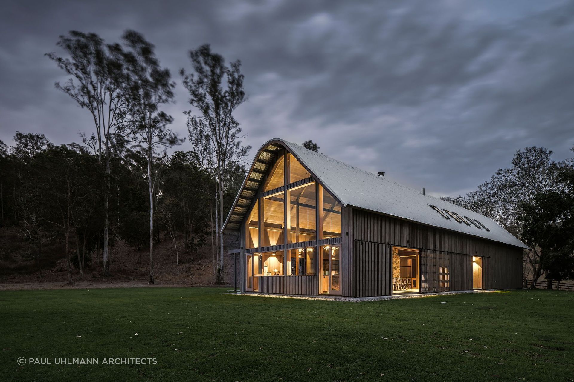 The Barn by Paul Uhlmann Architects is designed to be the ultimate weekend getaway. | Photography: Andy Macpherson Studio