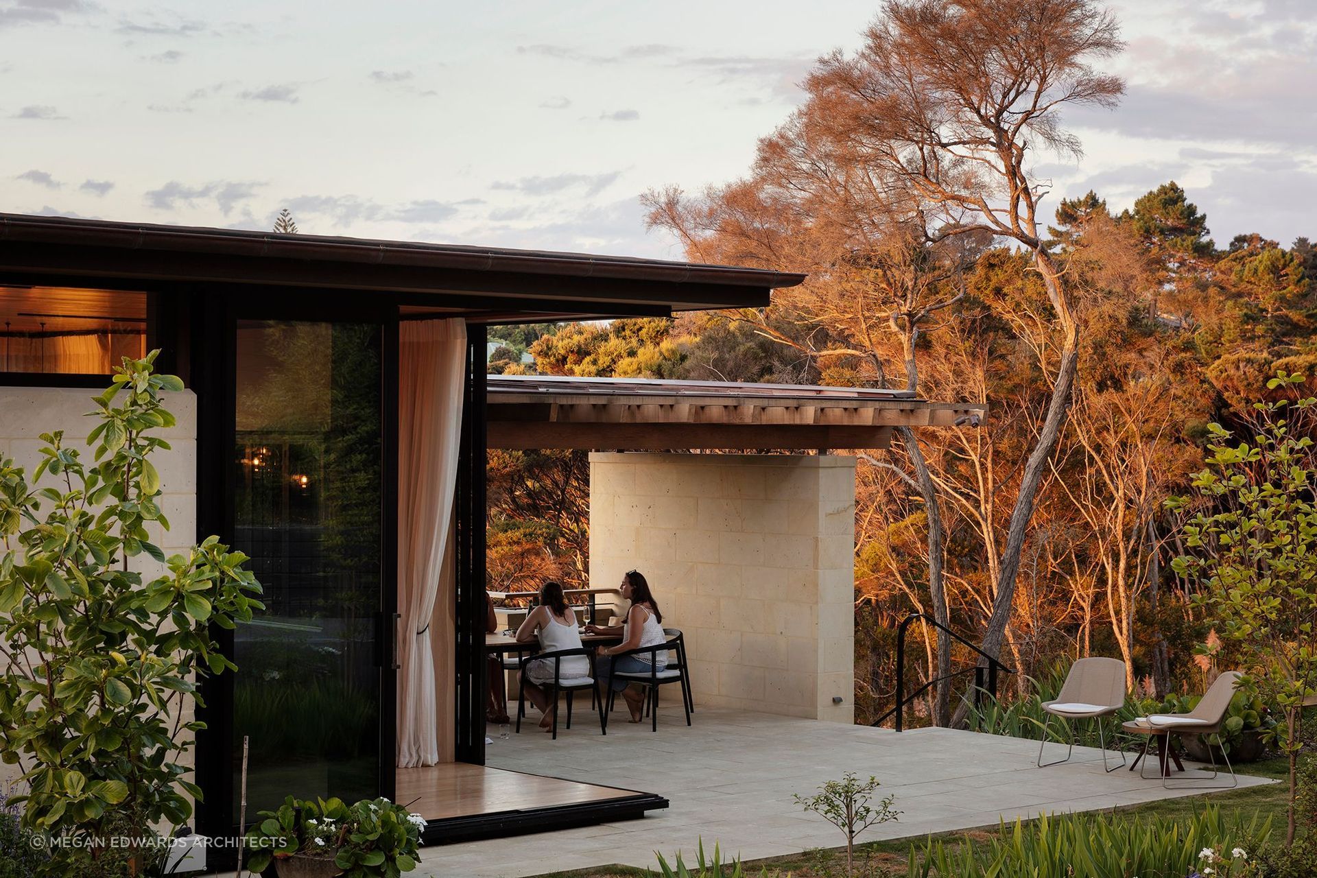 A stunning application of locally sourced Sawnstone Awa Natural Cladding from Hinuera Natural Stone in The Knoll Project in Auckland— Photography by Sam Hartnett