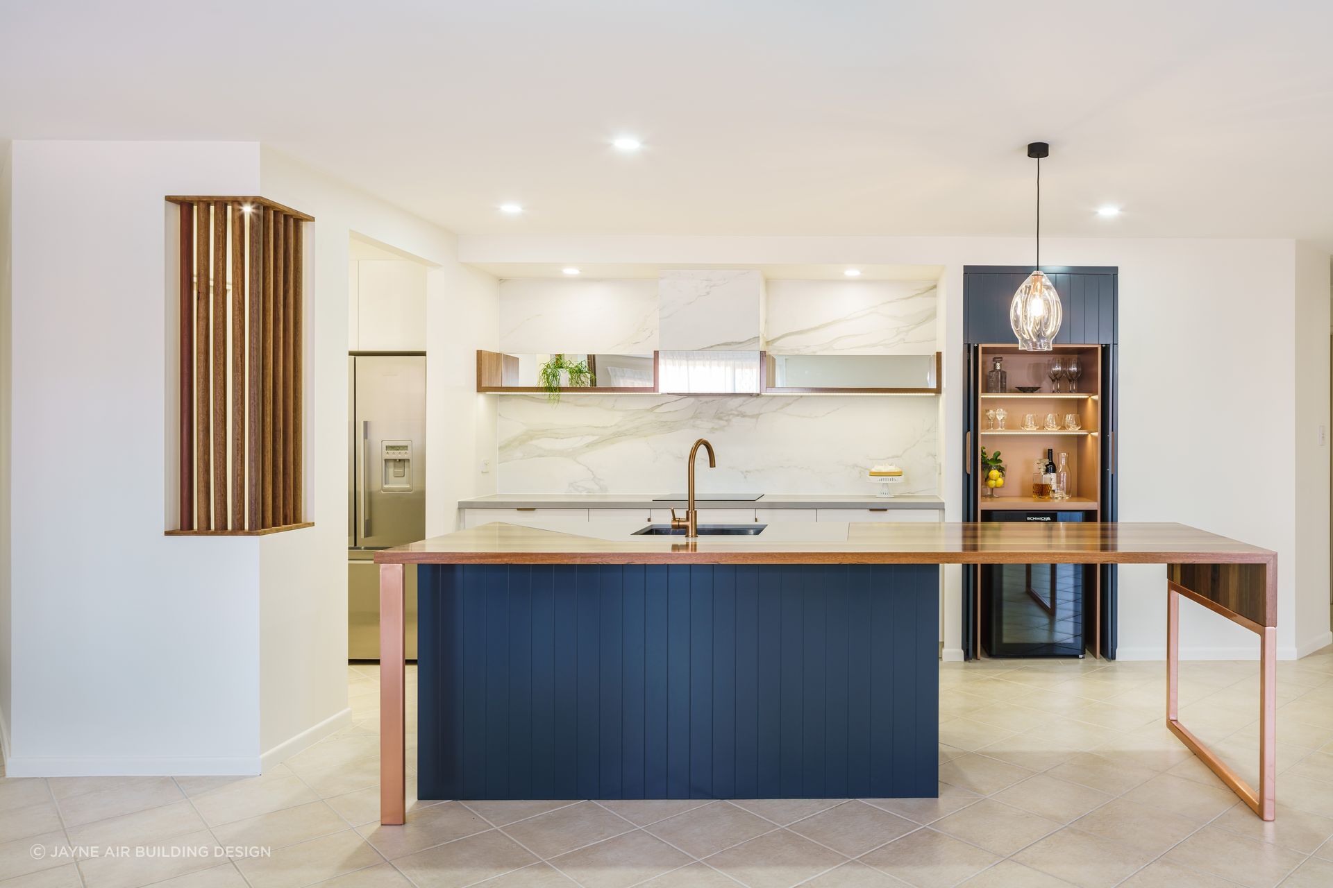 The combination of downlights and a pendant light give you flexible light control. Photography: Alan Bouvier.