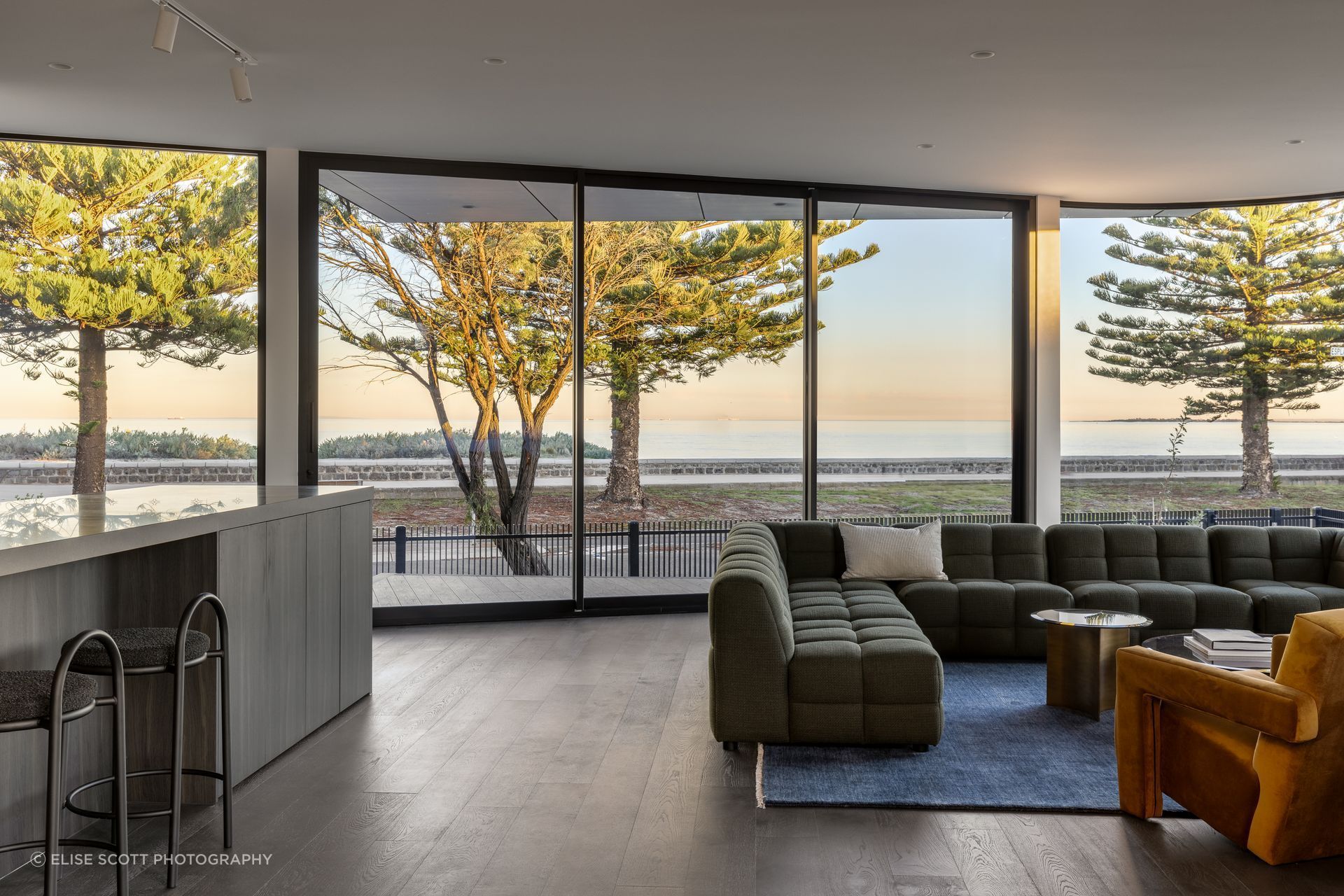 At The Esplanade, Altona, daily life is oriented toward the bay, with the kitchen and living spaces carefully positioned to draw light, outlook and coastal calm into the centre of the home.
Architecture: Chan Architecture