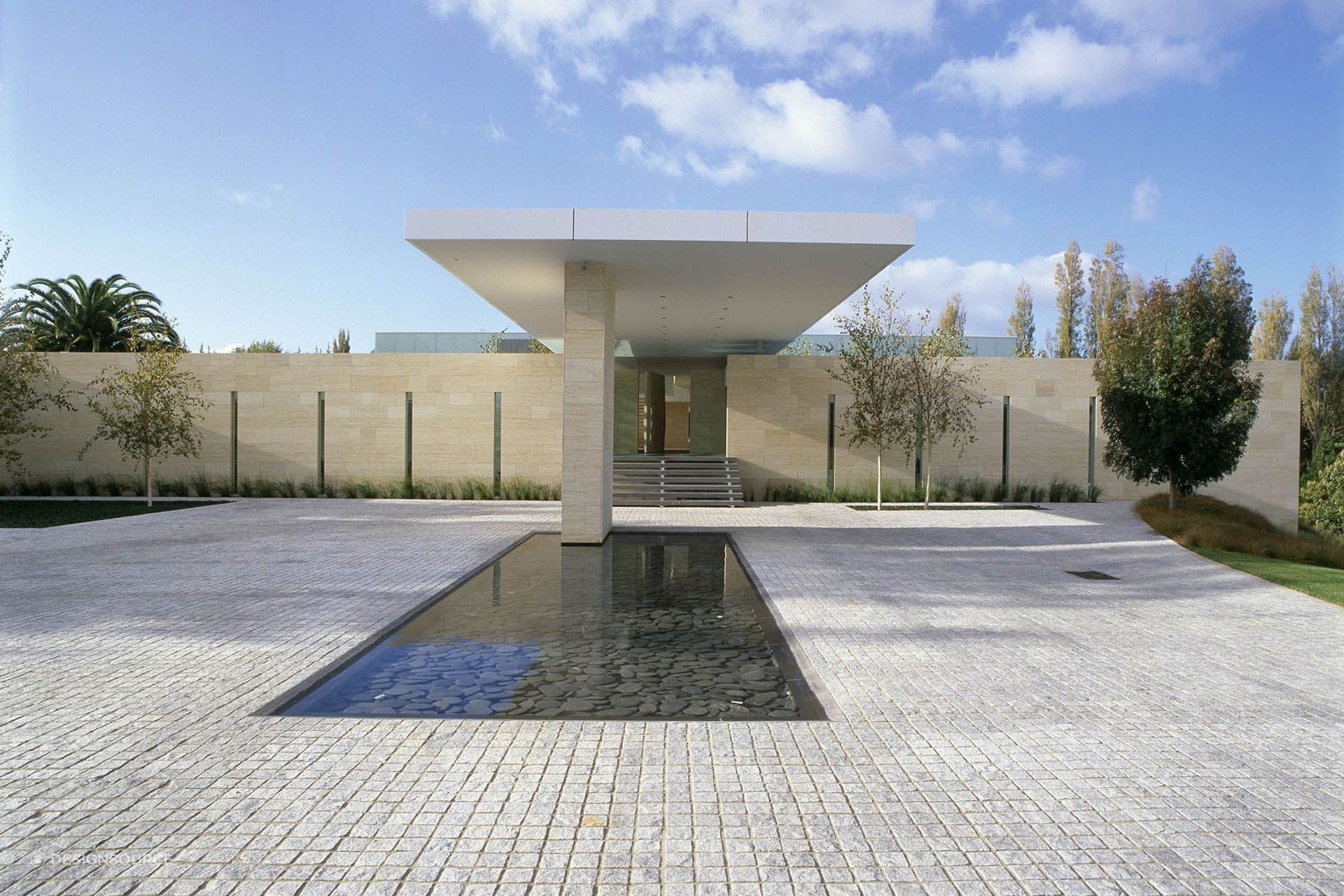 The warm earthy tones of Niwala Spanish Sandstone Cladding, matched perfectly here with granite cobblestones.