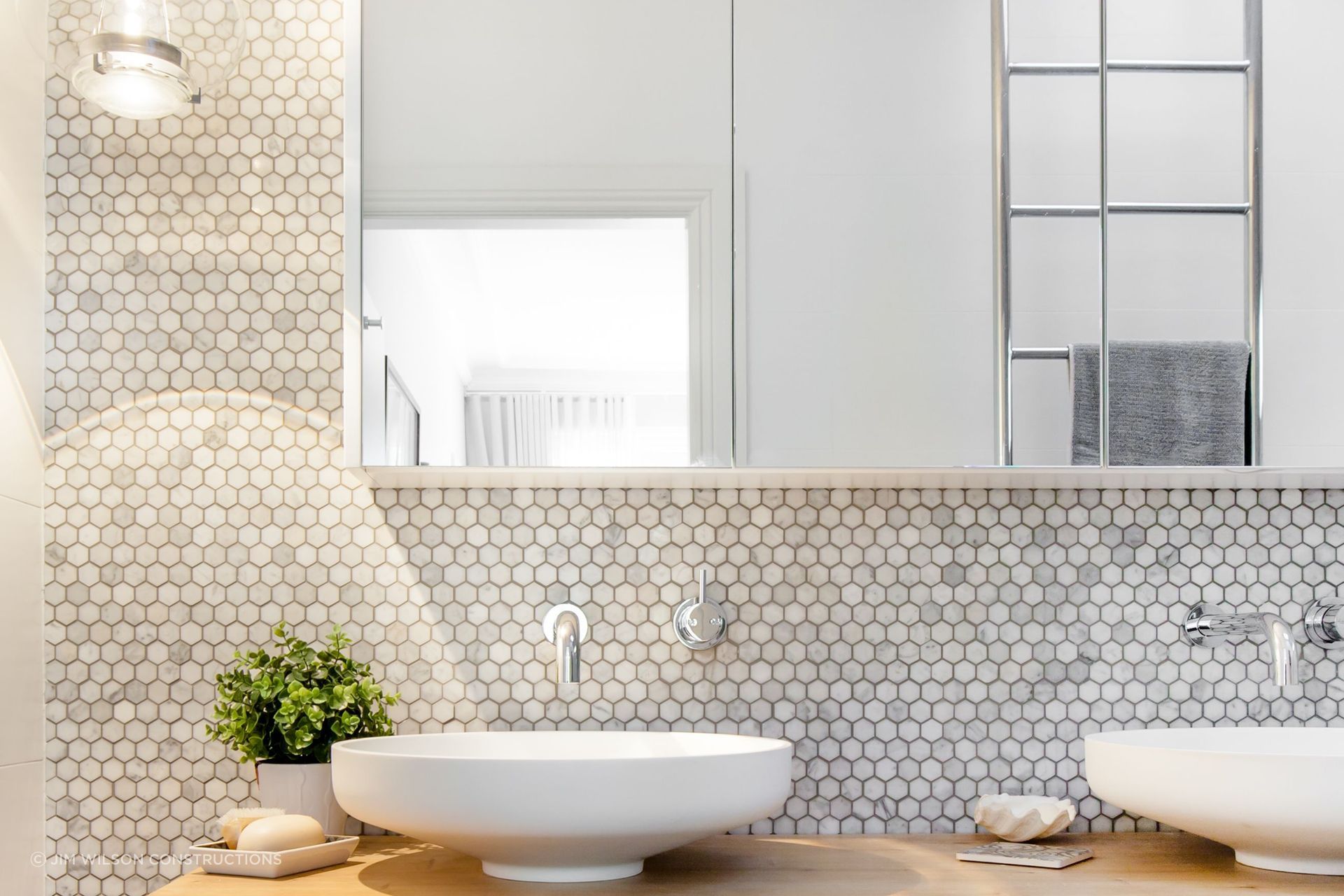 Mirrored cabinets in the Turramurra Bathroom by Jim Wilson Constructions - Photography: Jamie Caputo