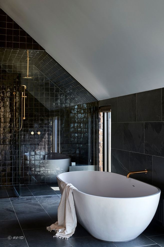 An oversized glass shower at Flinders Residence | Photography by Shannon McGrath
