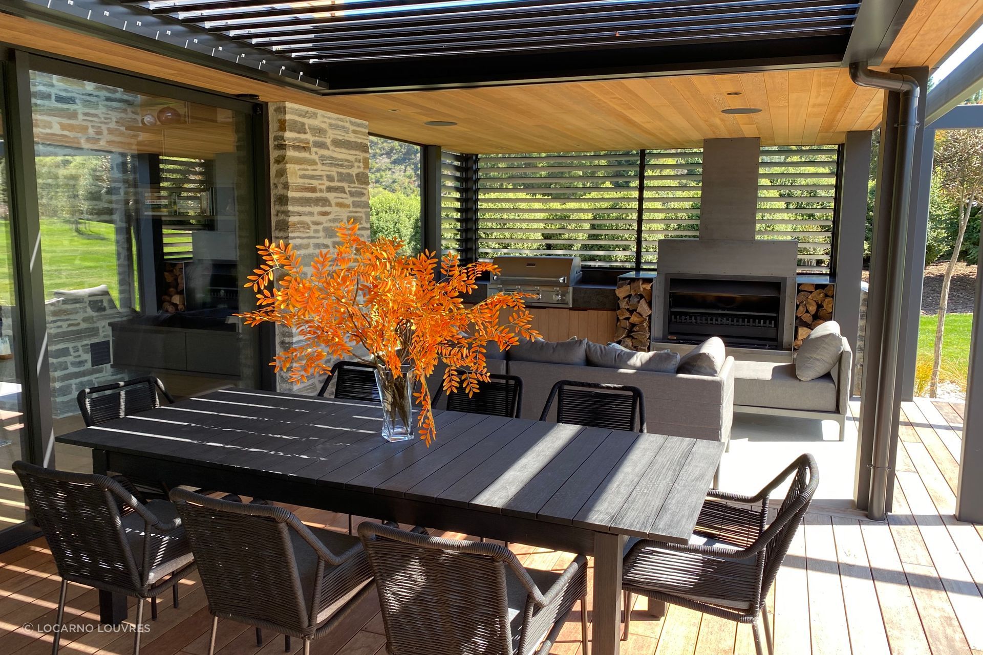 The motorised Locarno RL200 louvres create a sheltered outdoor space.