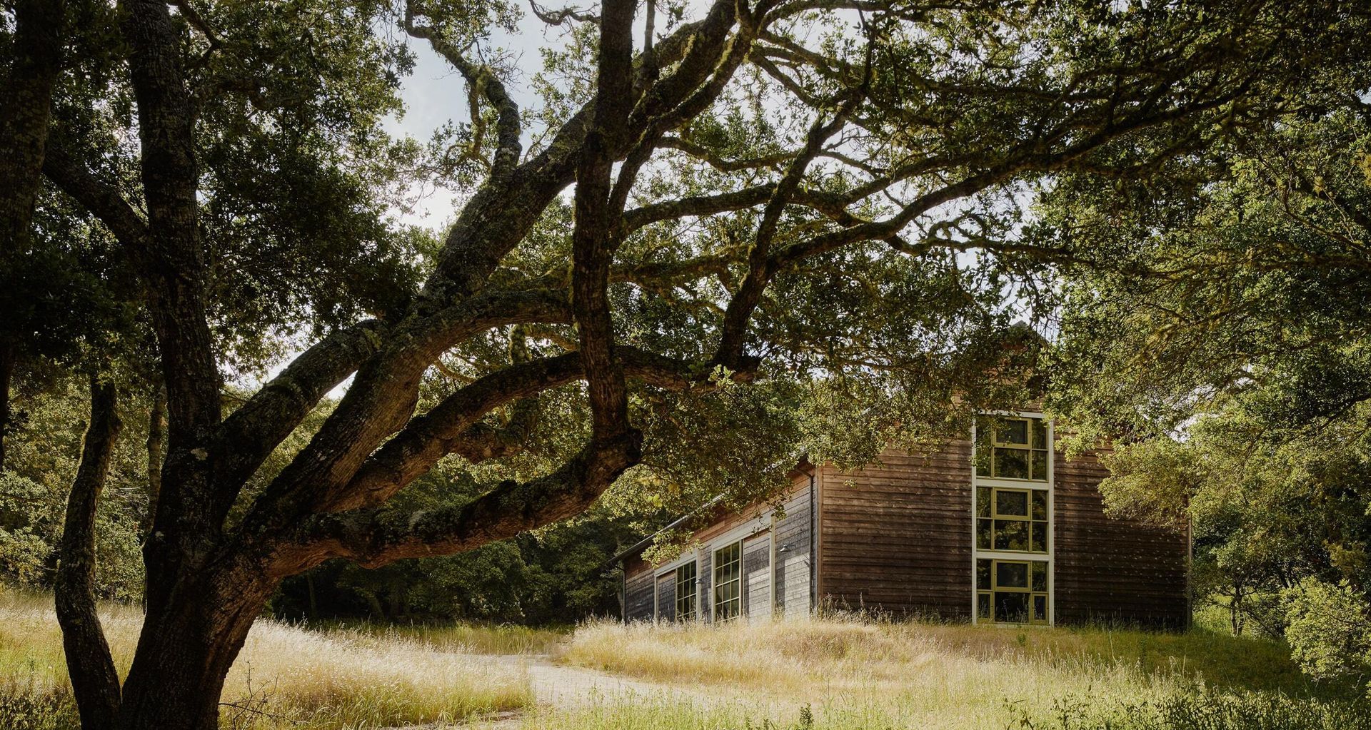 Serving as the main social area for our California family retreat, this barn was relocated from the midwest and refurbished, according to the principles of sthapatya veda.
Studio Schicketanz installed new siding, windows, infrastructure, and introduced carefully-designed interior finishes, as well as reclaiming and re-using any unused original material for trim, interior doors, and cabinetry.