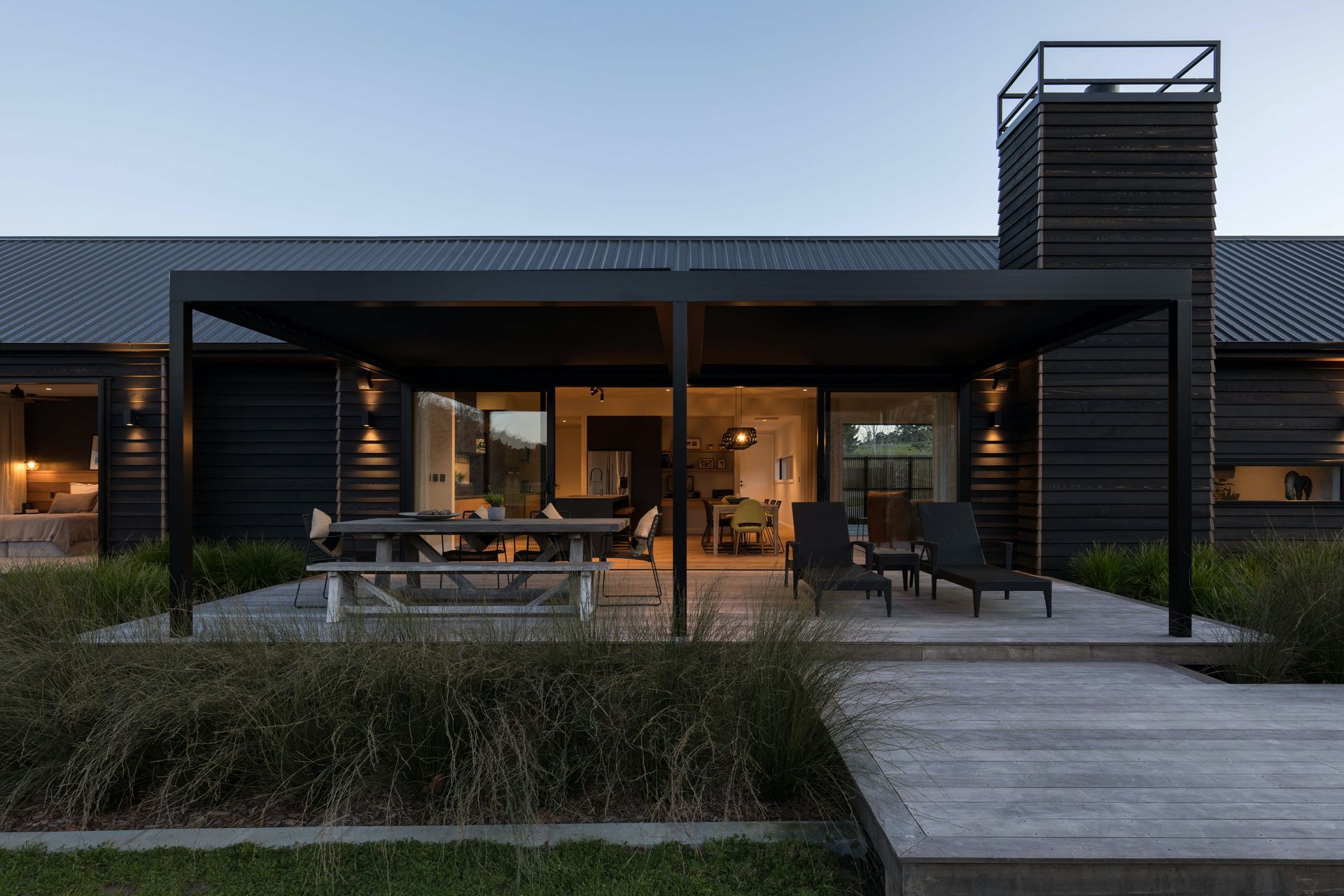 The Three Oaks project uses the all-aluminium LOCARNO proprietary 220x50 RHS (box section) frame and 100x100 posts