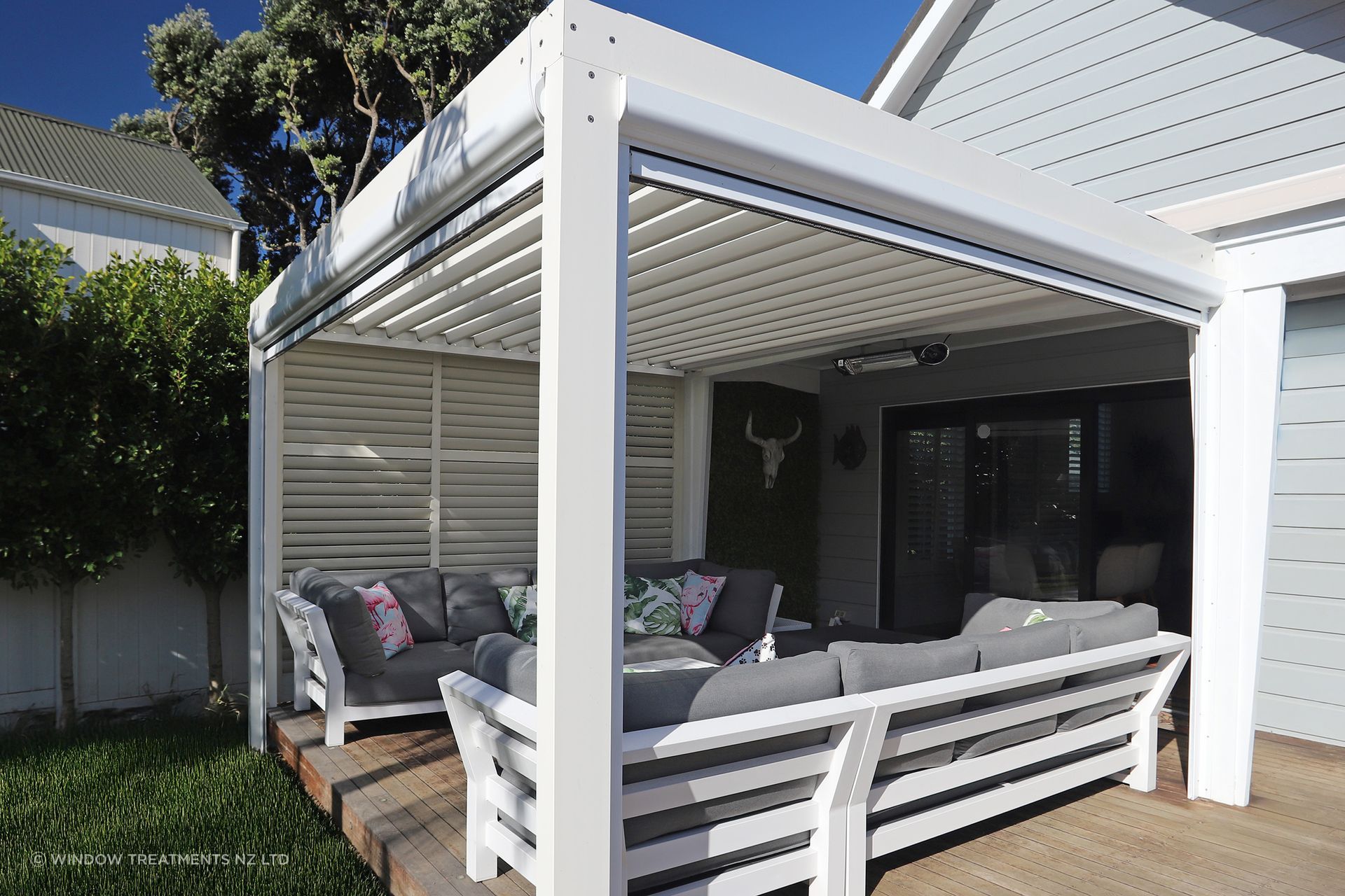 Aluminium Shutters provide an additional architectural option for wall enclosure, either as a full façade solution or in combination with Securo systems.