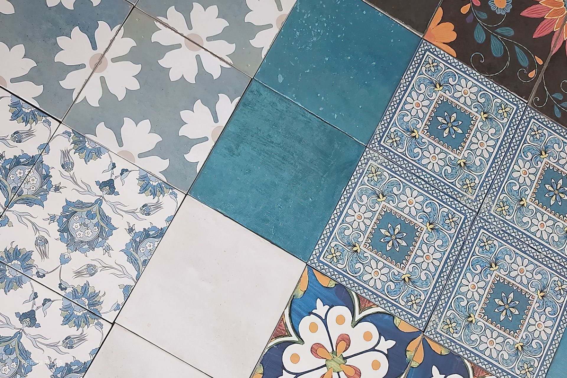 A luxurious vintage pattern tile series, Alice combines solid colours with rich motifs to create a romantic finishing touch in the home. These classic square tiles can be laid in a variety of different styles to create a range of looks in your new design scheme.