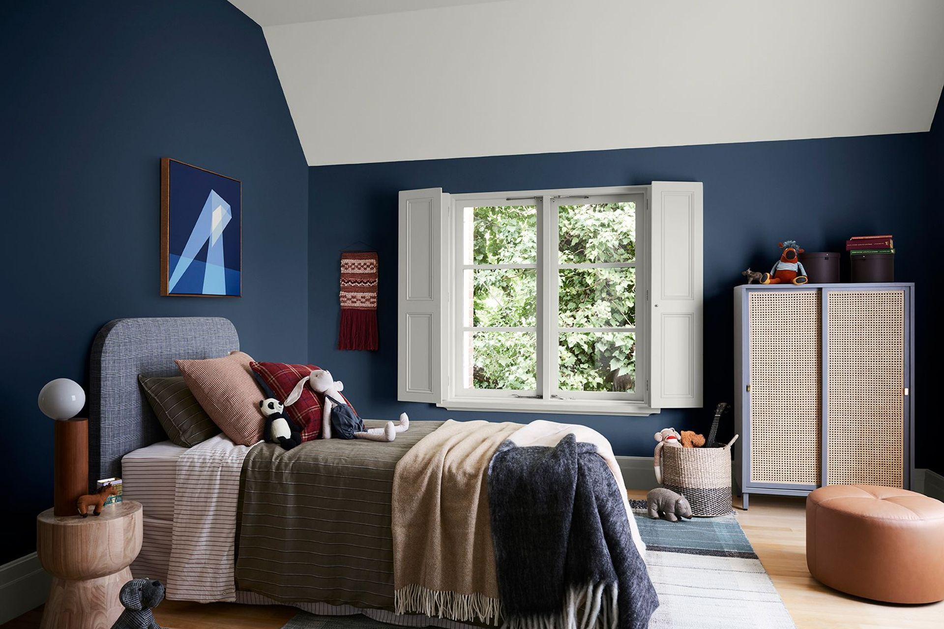 COLOURS: DULUX LAKE BRUNNER, MT ASPIRING DOUBLE AND FIVE FINGERS PENINSULA.  STYLIST: BREE LEECH. PHOTOGRAPHER: LISA COHEN. ARTWORK: ‘FAST FORWARD’ BY LIAM SNOOTLE