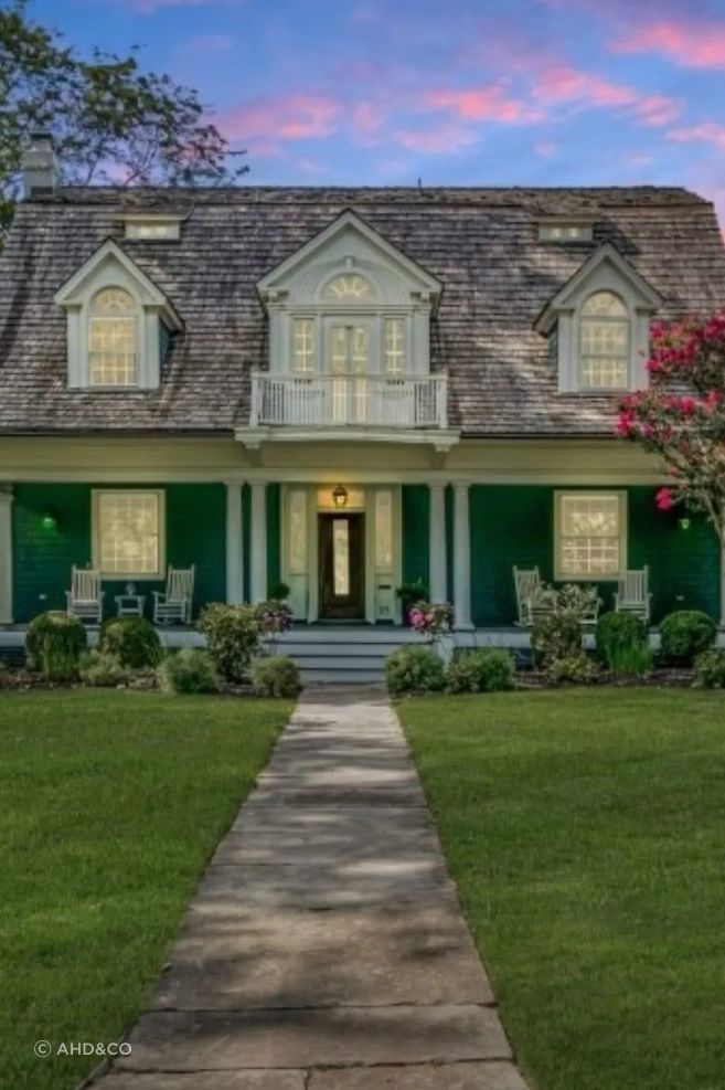 We were completely enchanted with the Stoneleigh the minute we stepped foot in the house.