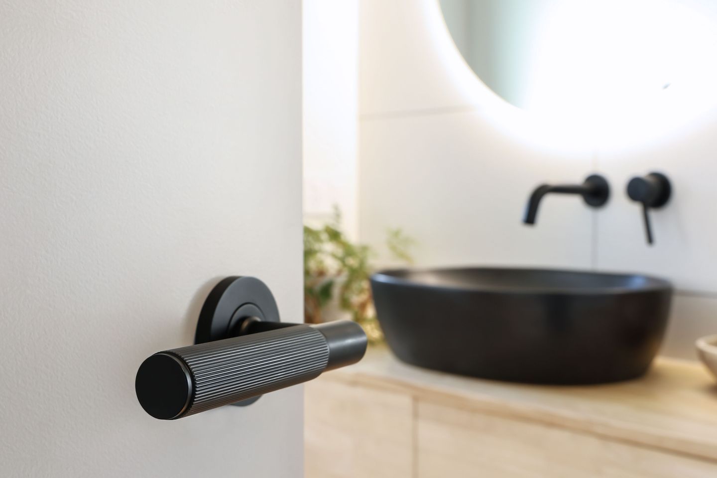 The NIDO linear knurl door handle in black.