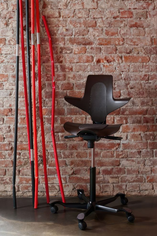 In 2022 we launched full-scale production of our HÅG Capisco Puls chairs made from recycled plastic obtained from broken and discarded snow plough markers.