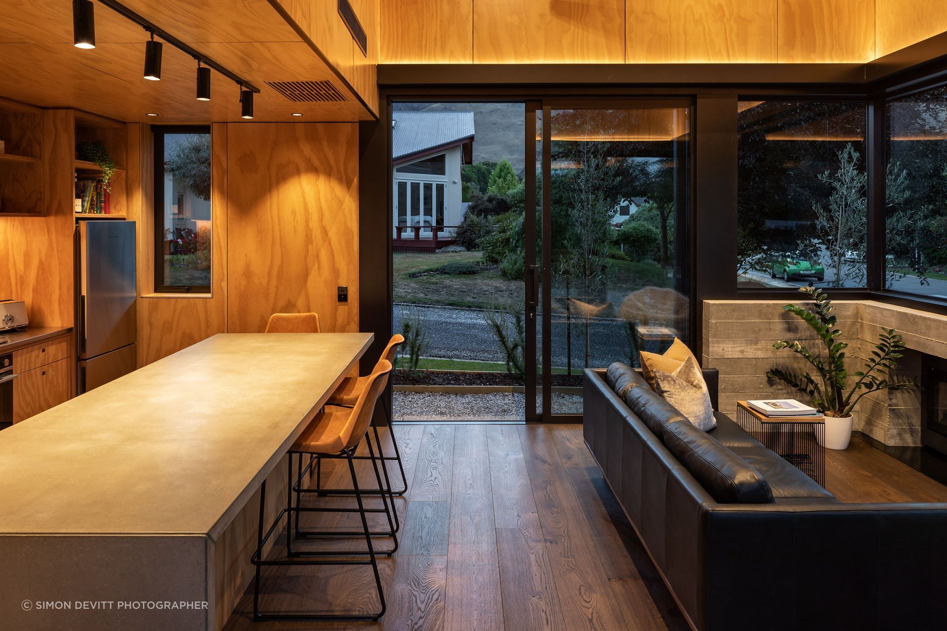 Lighting is always key, says Barry. “It allows you to create different moods at different times, it just gives a different feel to the house. In the evenings it just washes up over the ply and gives it a lovely warmth. We went with black fittings to try to tie it all together with the joinery.”
