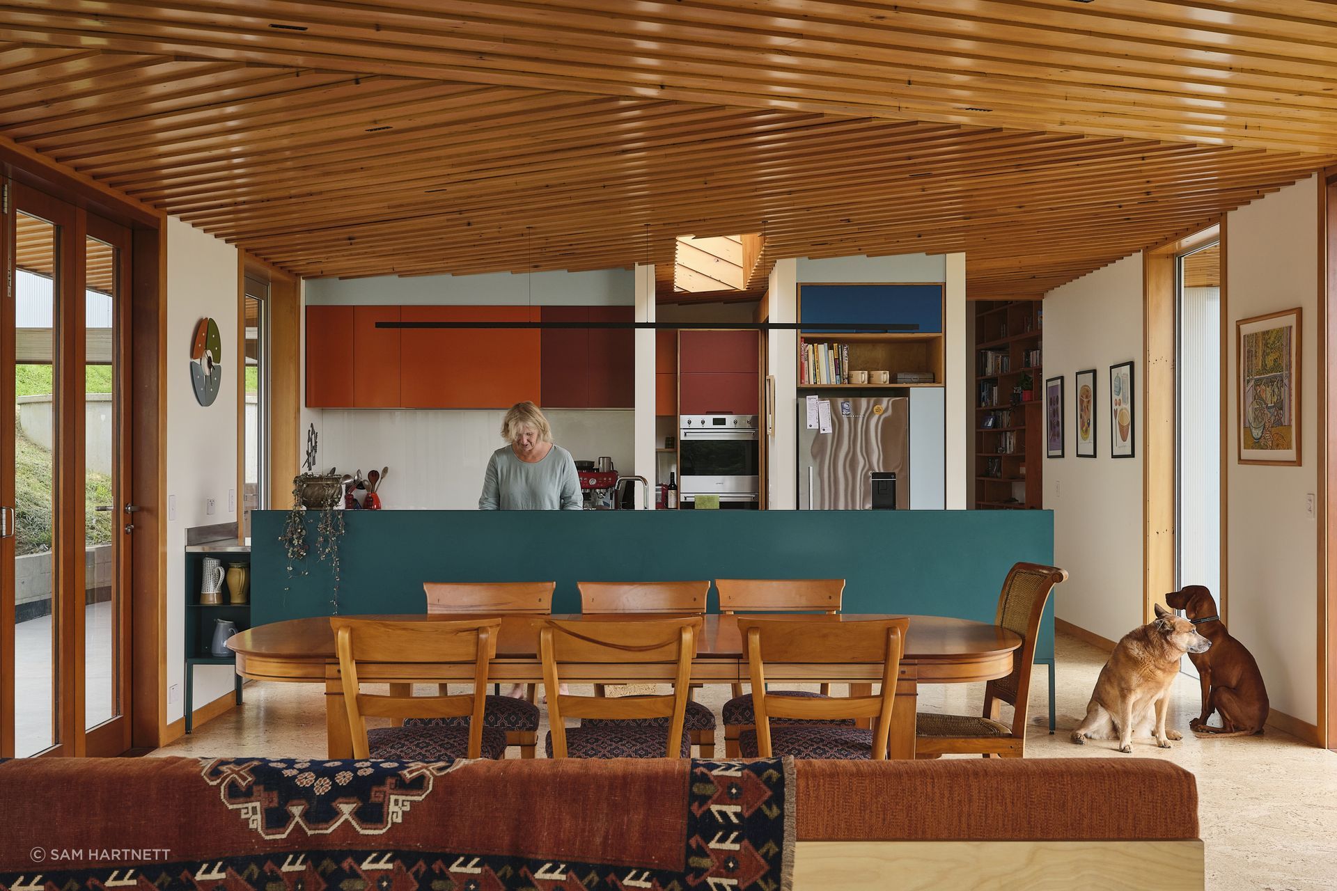 The warmth of the kauri battens and cork floor is complemented by the bursts of colour in the kitchen.