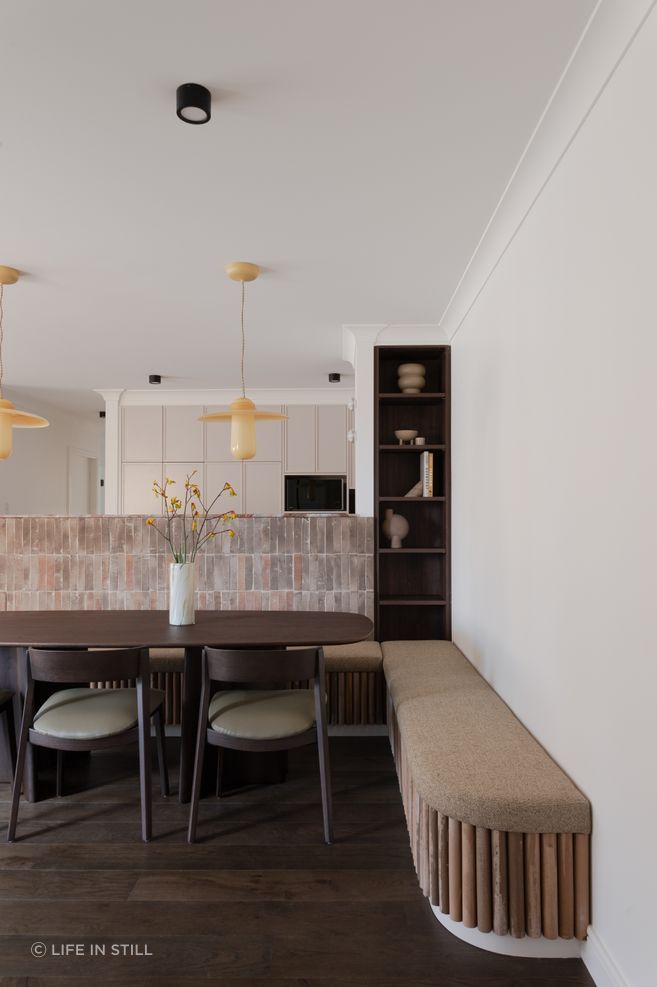 Stand-out features include honey-coloured Italian glass pendants, designed by Sjoerd Vroonand and made in the Netherlands for Space Furniture, that have been hung above the dining table.