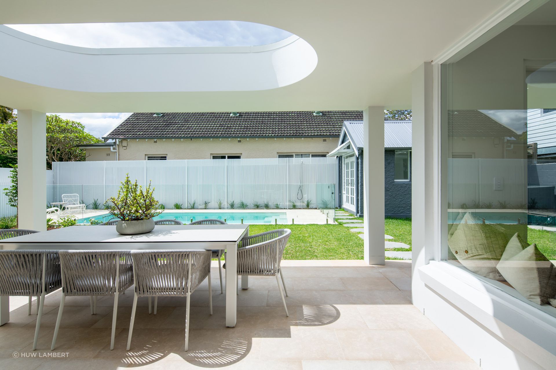 In the backyard, the alfresco and pool areas were designed for a relaxed and resort-inspired feel, with Lavarosa Alfresco Limestone and Cathedral Crazy Paving in Alfresco finish chosen for their warm tones and complementary textures.