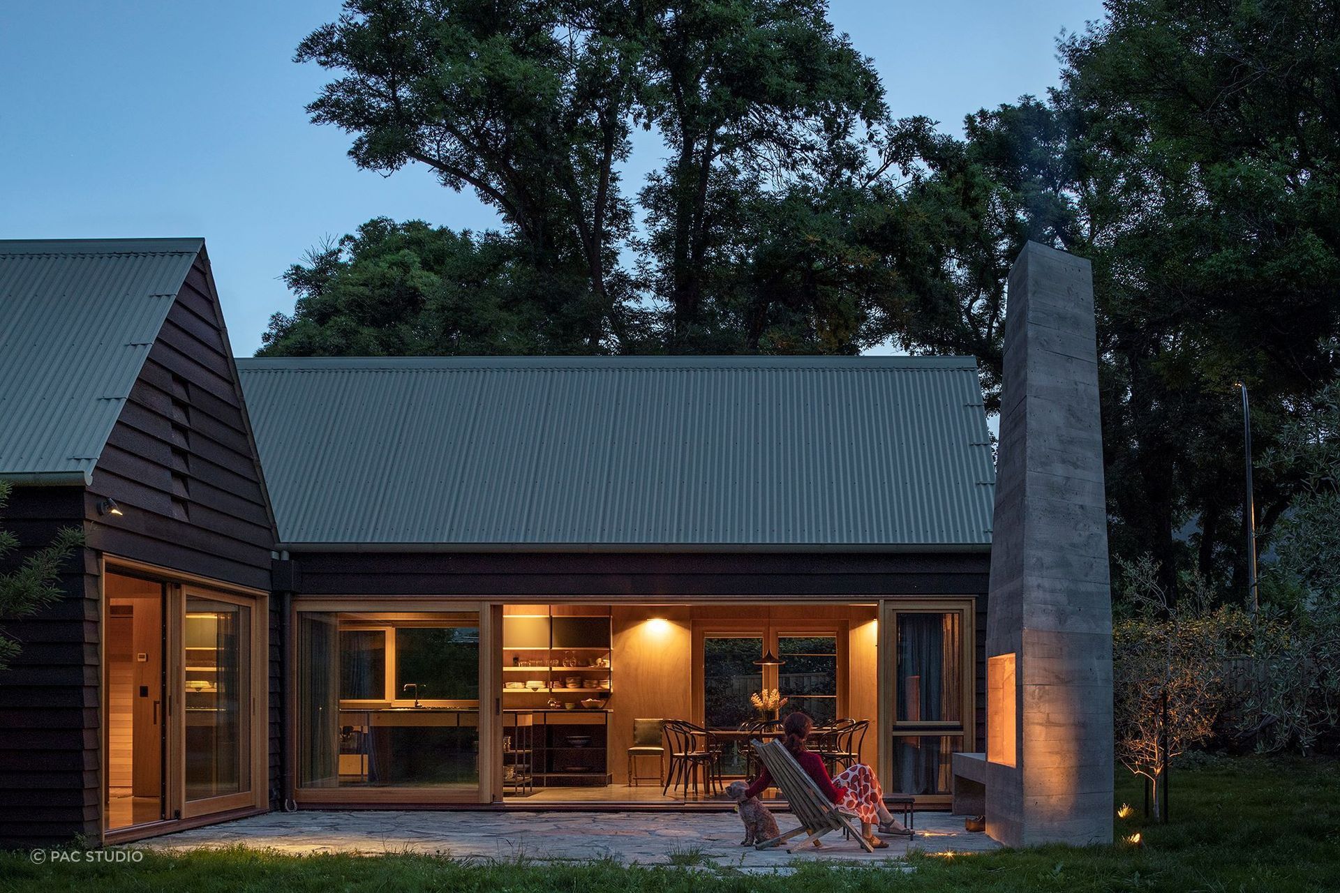 A wonderful outdoor living space with an magnificent outdoor fireplace to enjoy. | Photography: Simon Devitt
