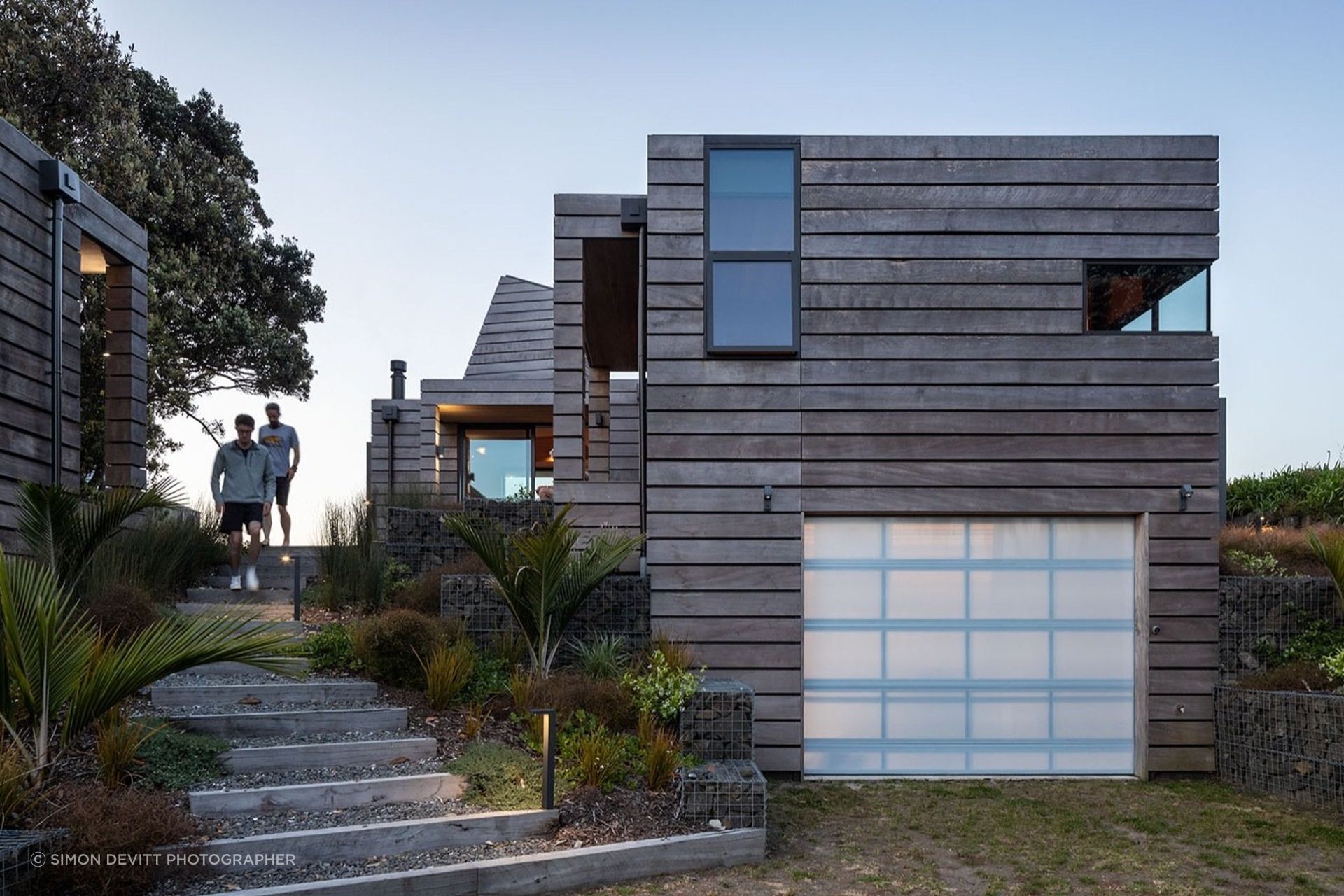 To accommodate the wider family, an additional, separate structure features a second bedroom, a bunk room and a bathroom, connected by a courtyard. Beneath this area lies a space for the clients' boat. 