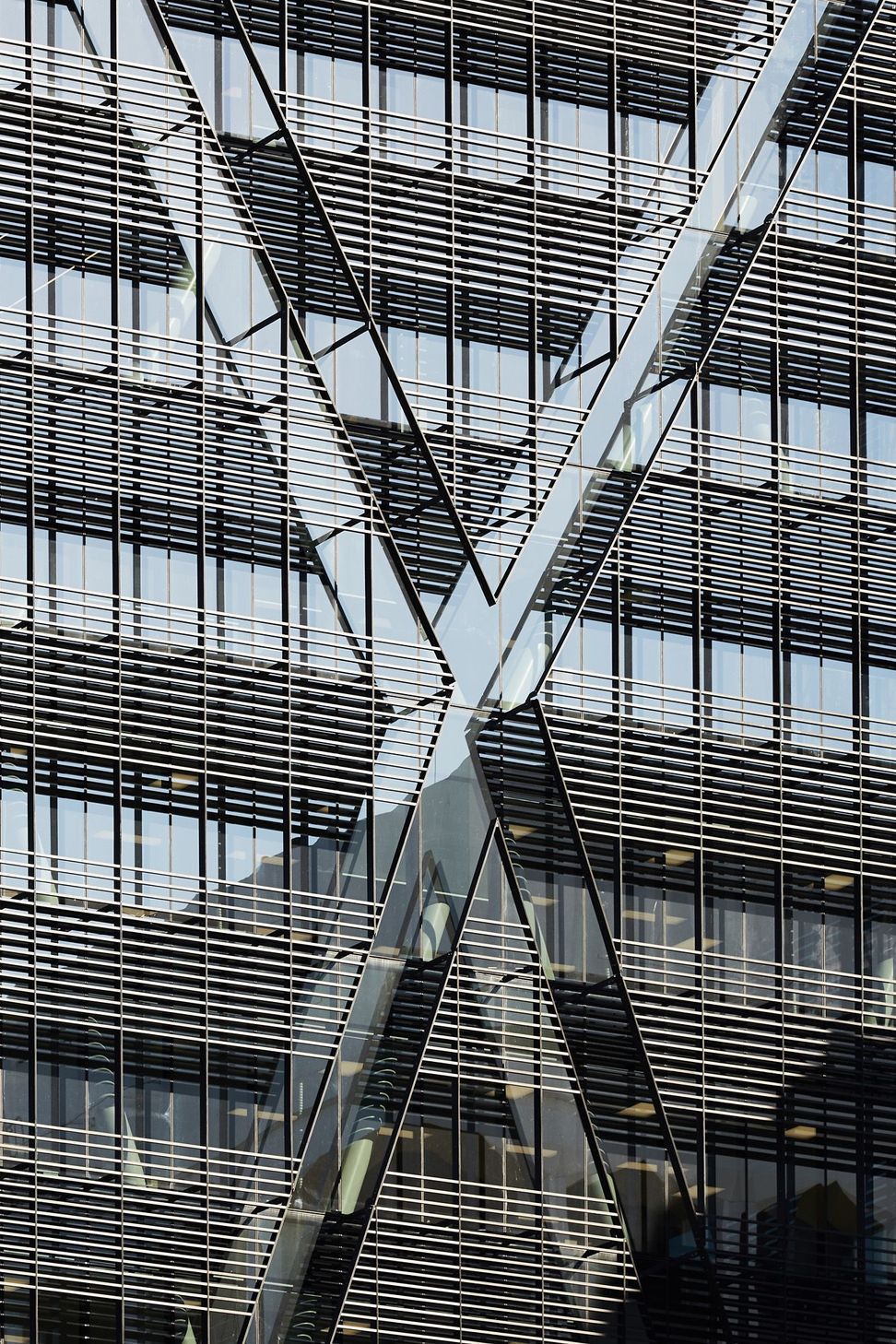 The diagrid is expressed throughout the building, including the sunshading.