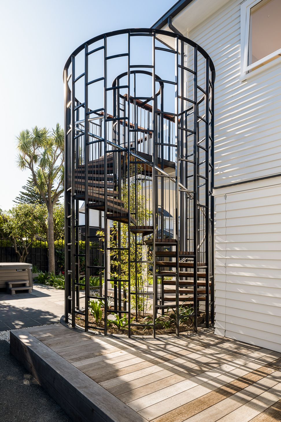 The spiral staircase links the two storeys and refers to the pattern of the window joinery.