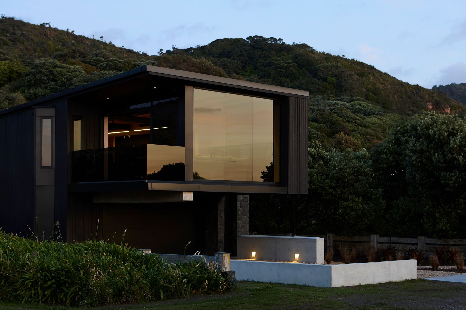 The first floor is cantilevered four metres out over the garage, visually reminiscent of nearby rock forms that have been eroded by the currents.