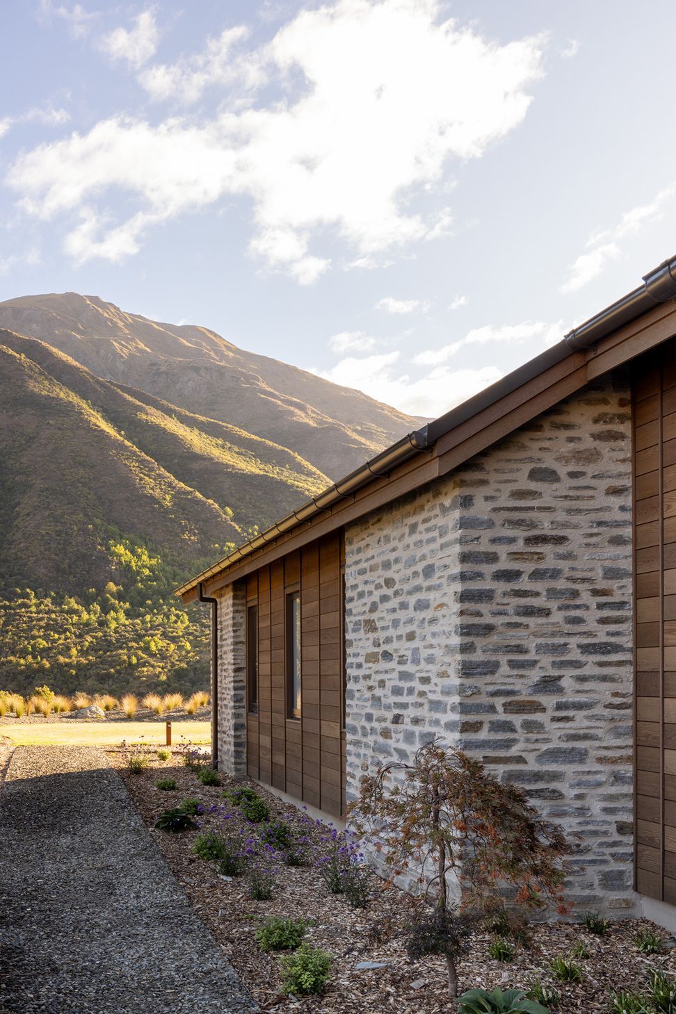 Gibbston-ValleyCaseyCondon-Scott-Architectsschist-and-cedar-wall.jpg