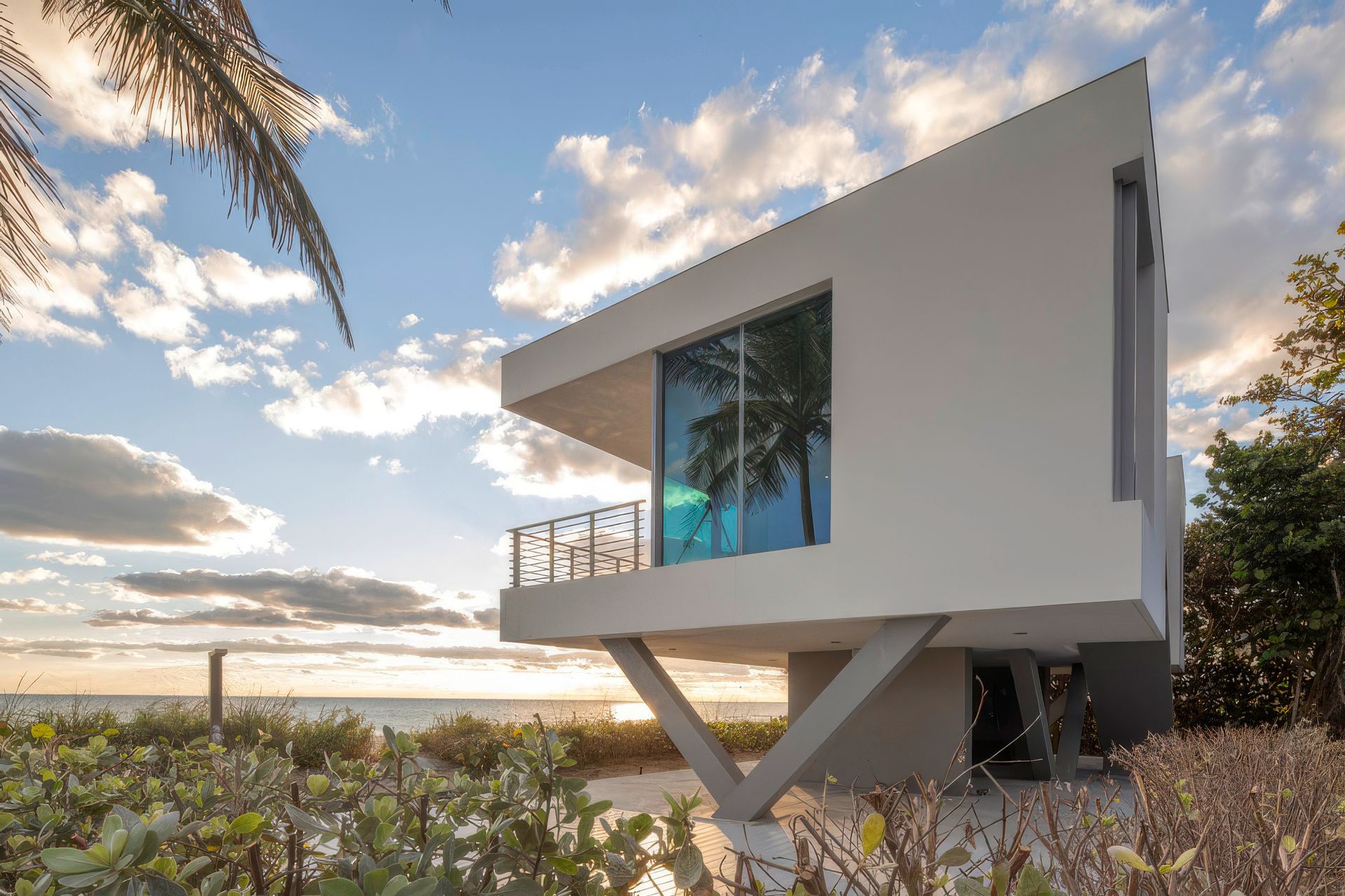 377SouthBeachDrivebyHUUMArchitectsPhotobyRobinHillcHIRES31-upscaled-by-Replicate.jpg