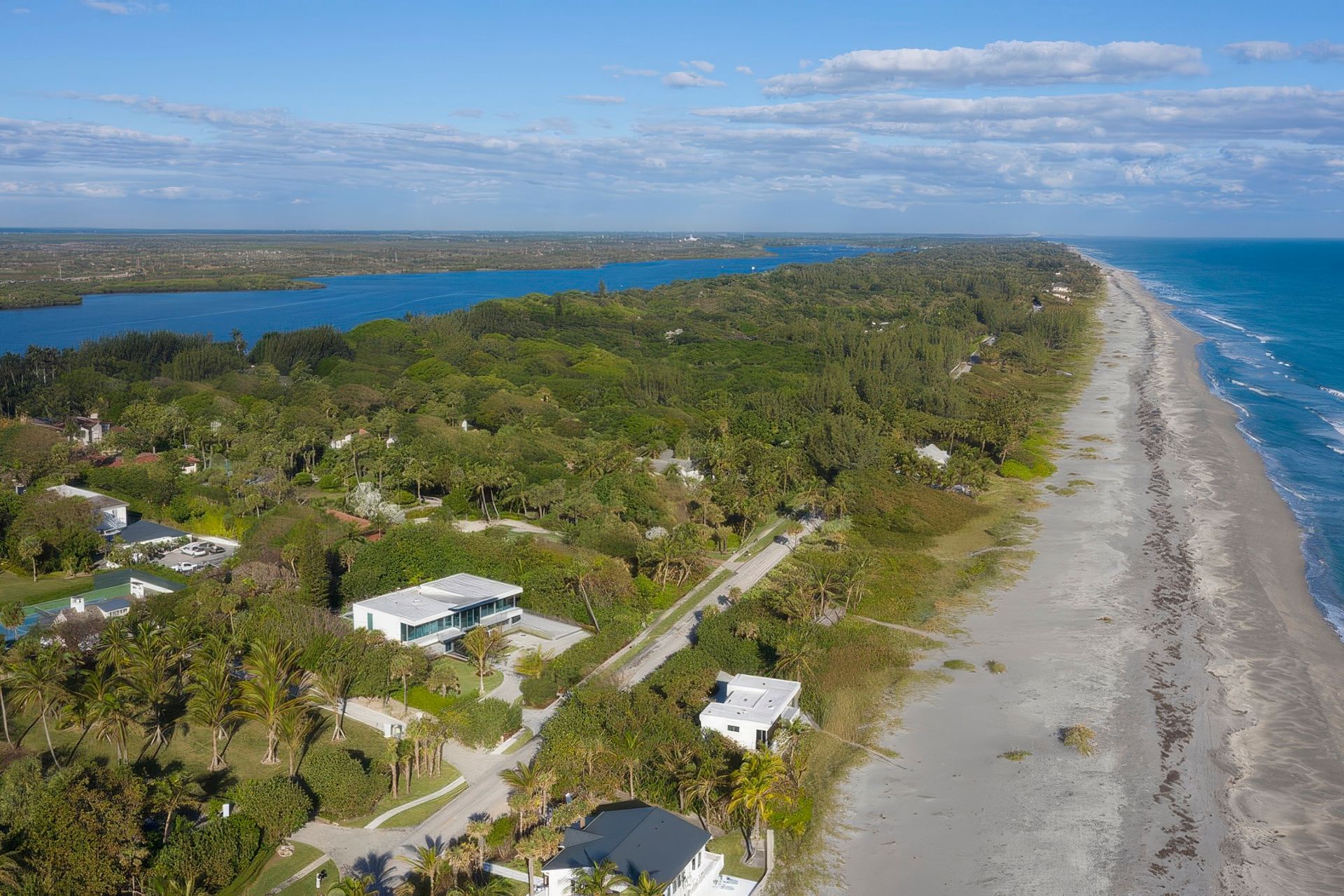 377SouthBeachDrivebyHUUMArchitectsPhotobyRobinHillcHIRES95-v2-upscaled-by-Replicate.jpg