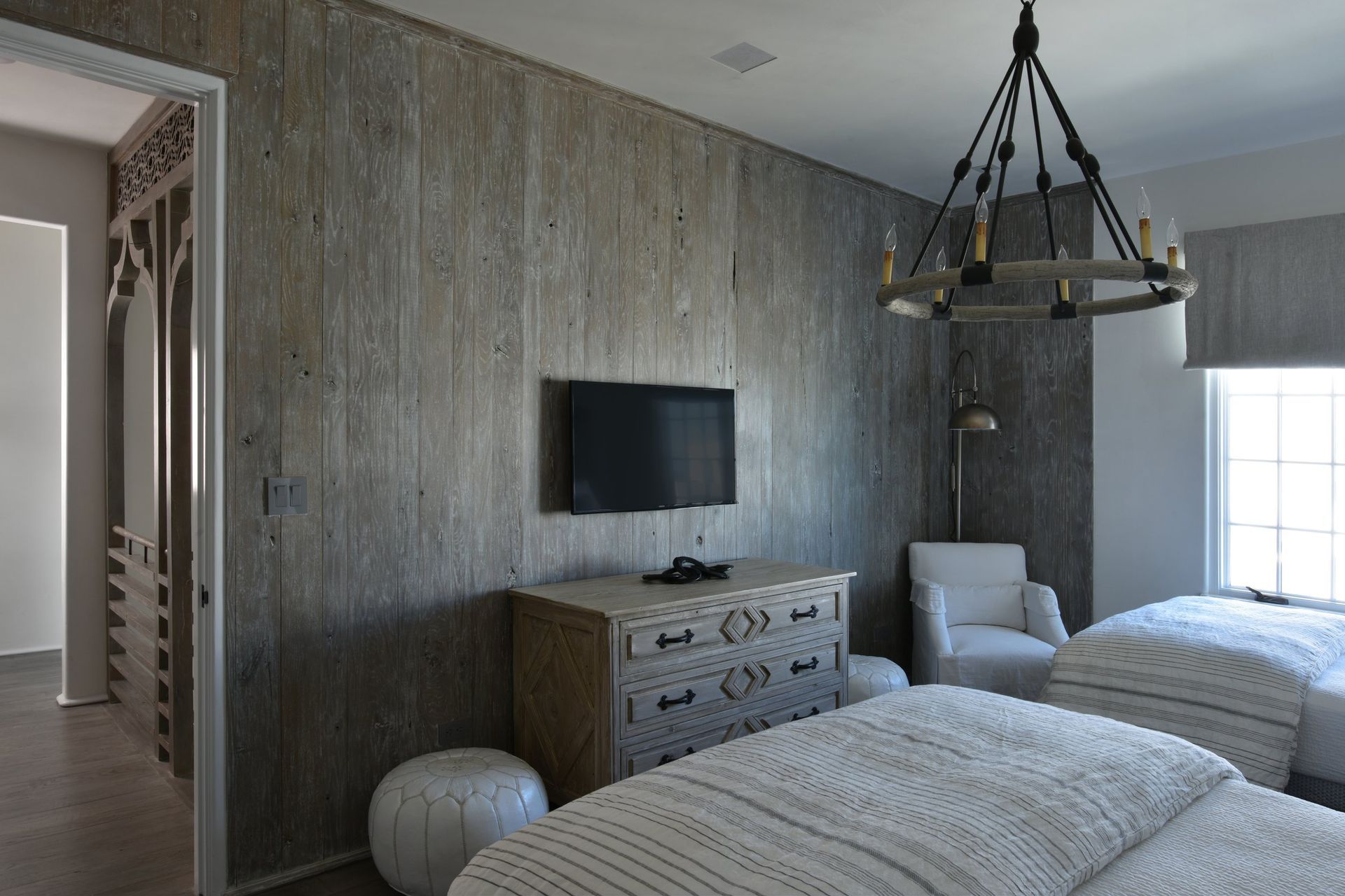 Alys130SeaGardenGuestBedroom3ToHallway.jpg
