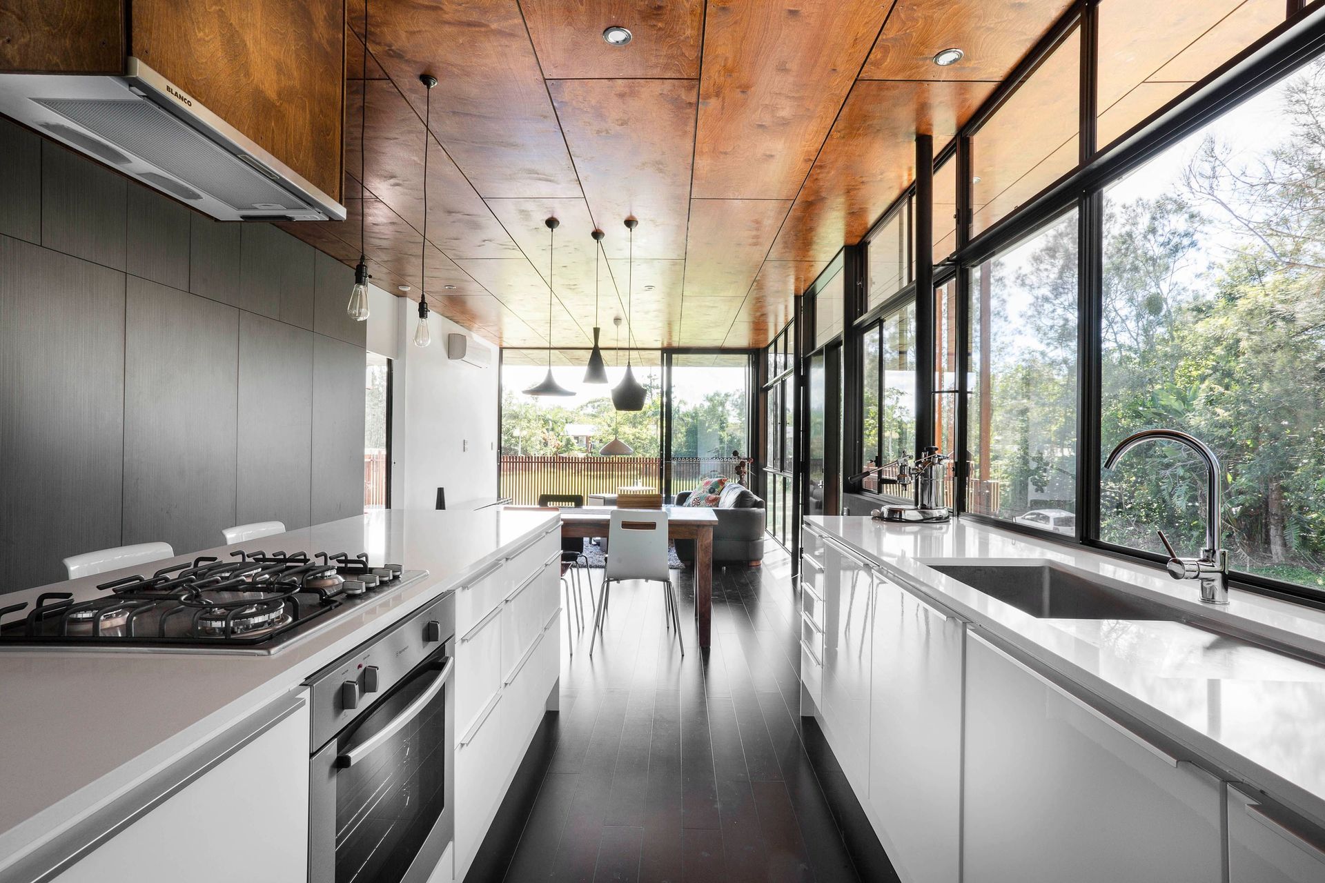 Photography: Damien Bredberg Photography | A harmonious and minimalist palette of finishes and colours create a very calming and welcoming atmosphere for the much desired relaxation and comfort of beachside living.