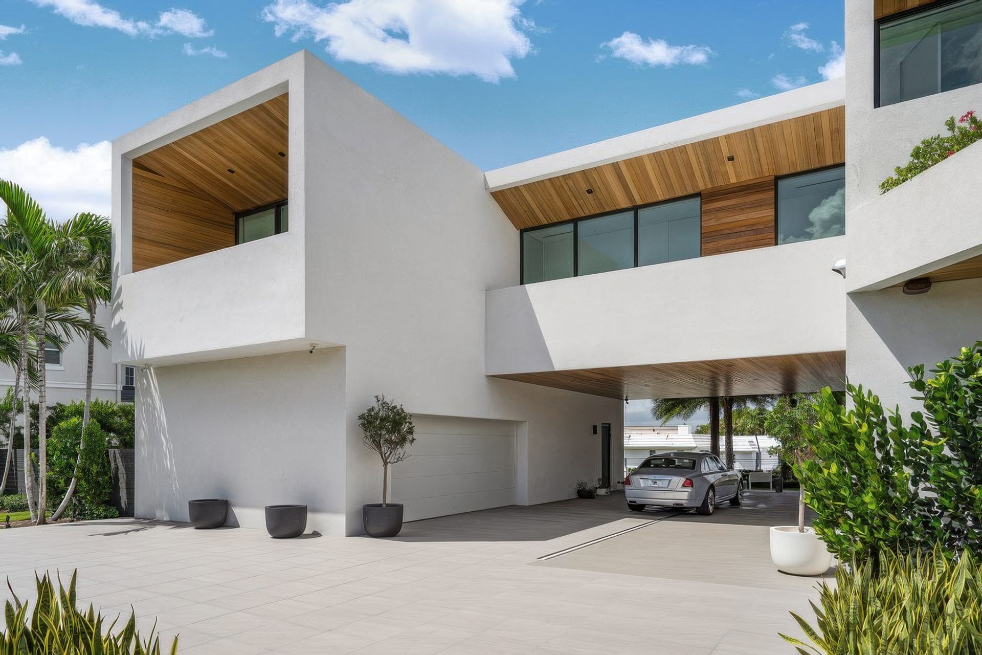 imgi36tropical-modern-home-architecture-white-stucco-minimal-design-gigapixel-standard-v2-2x.jpg