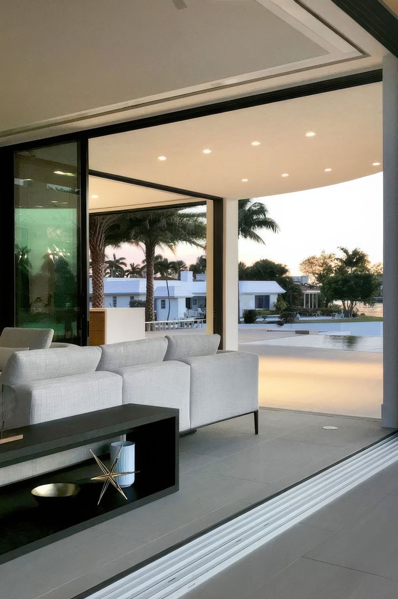 imgi9florida-modern-home-architecture-indoor-outdoor-design-and-round-concrete-cantilever-2-gigapixel-standard-v2-2x.jpg