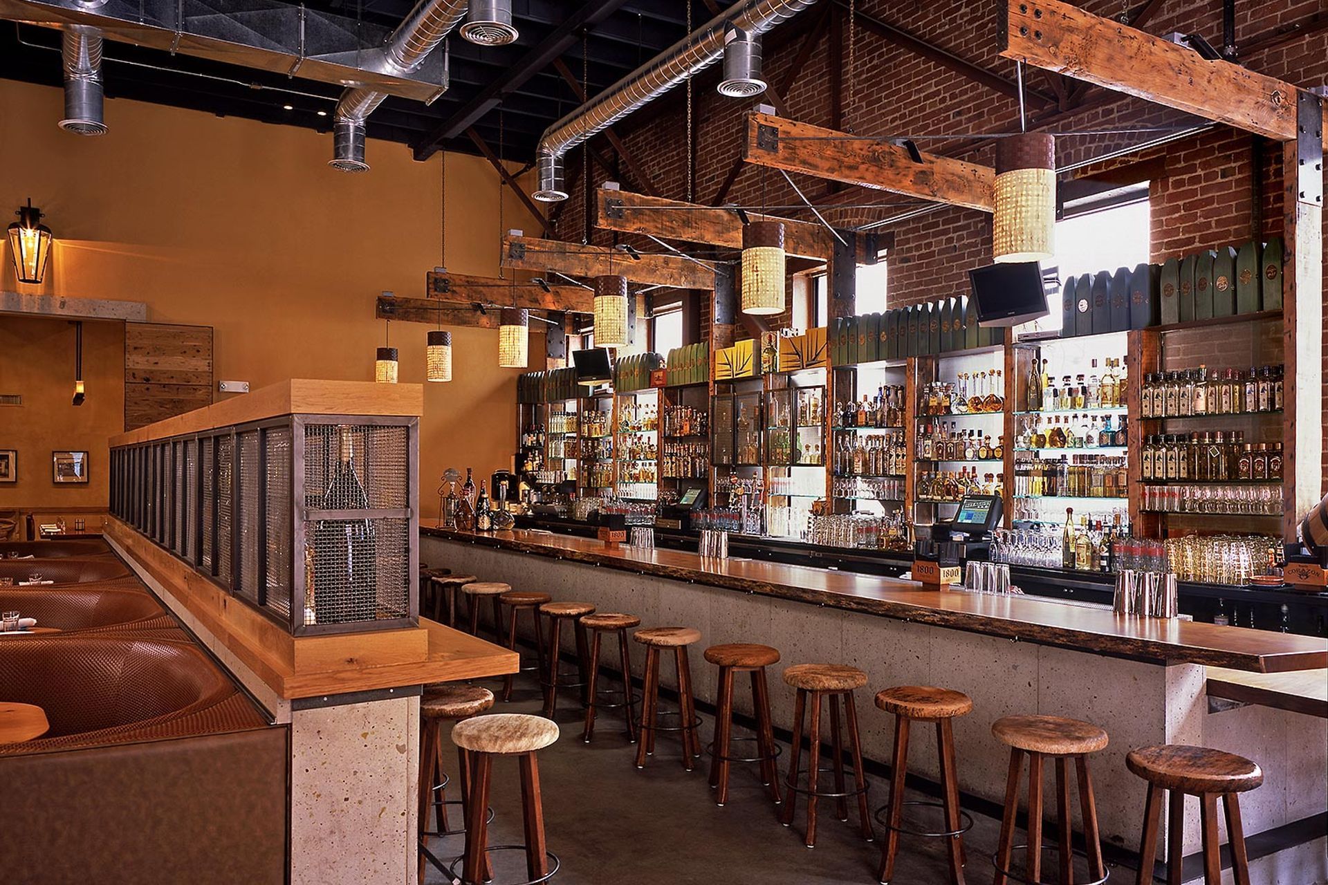 006Zack-de-VitoModern-Architecture-Construction-Design-BuildTres-Agaves-San-Francisco-Custom-RestaurantBar-with-Tequila-Cage.jpg