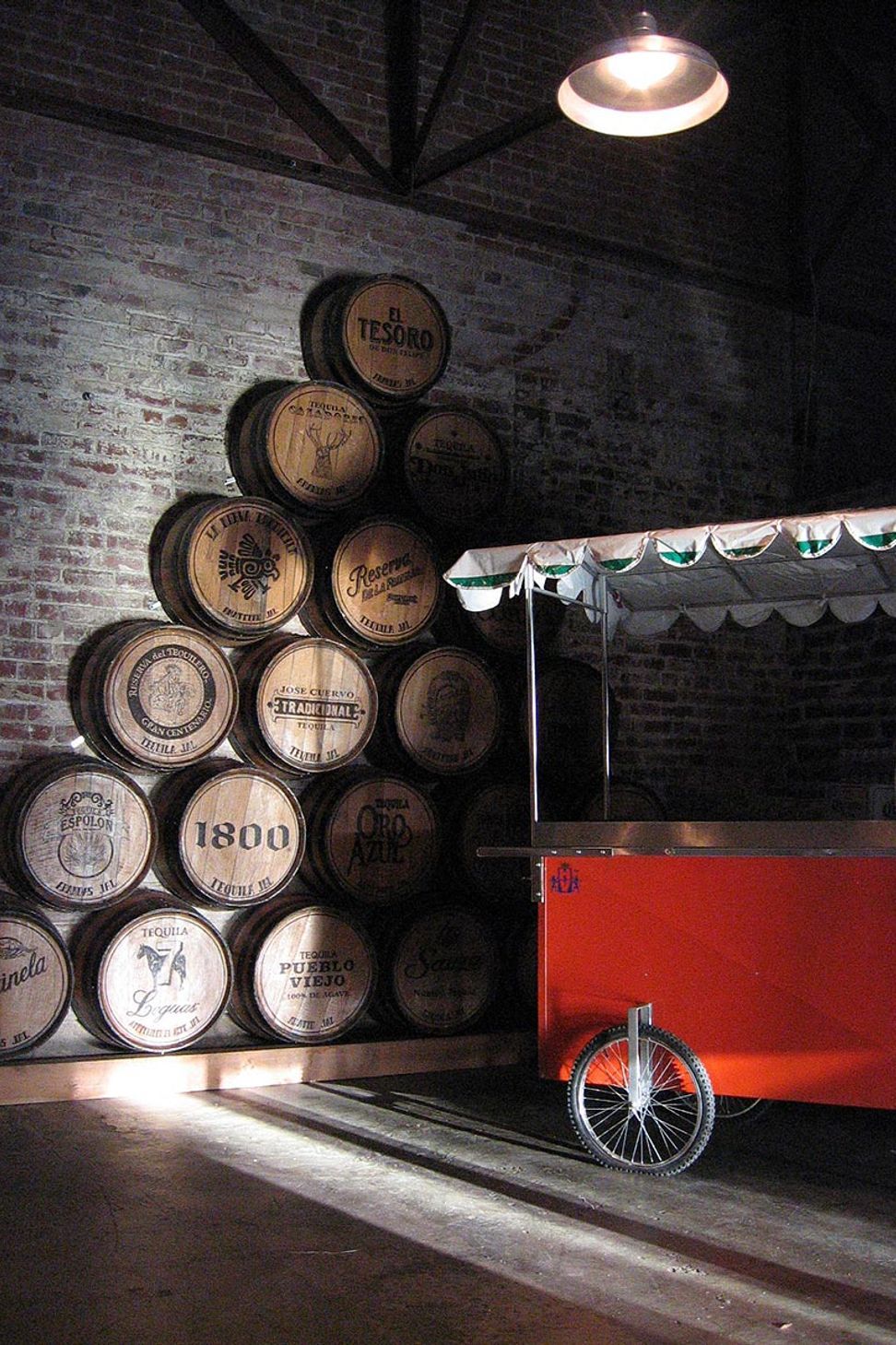 008Zack-de-VitoModern-Architecture-Construction-Design-BuildTres-Agaves-San-Francisco-Custom-RestaurantEvent-Space-with-Tequila-Barrels.jpg