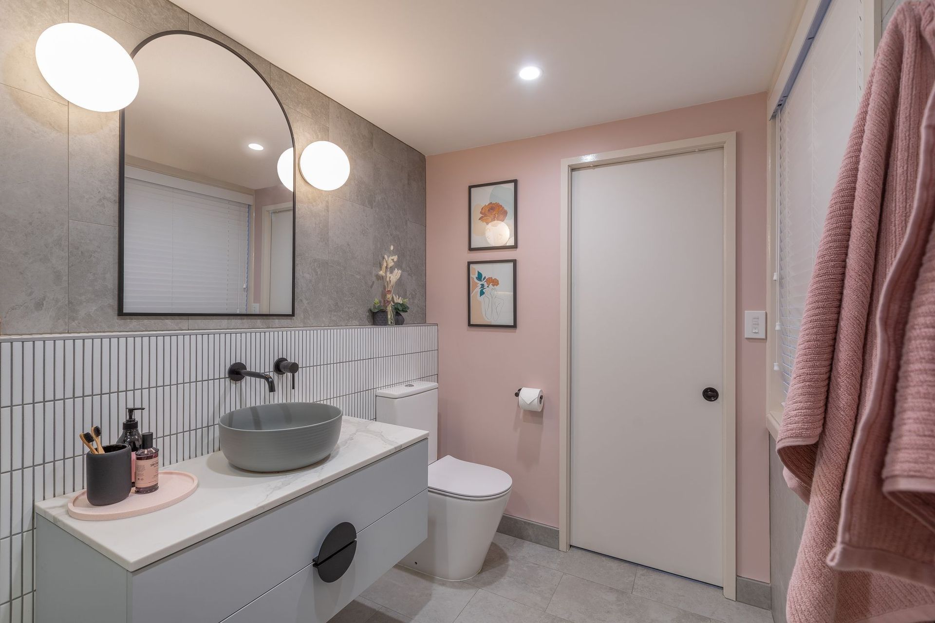 Cube Dentro Bathroom