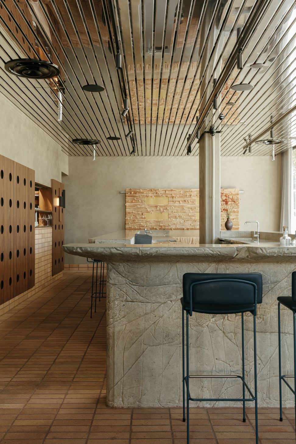 CELLUPAL-REMAX-WALNUT-Dolly-Bar-Adelaide-Genesin-Studio-Jonathan-VDK-DollyJVDKDK19656.jpg