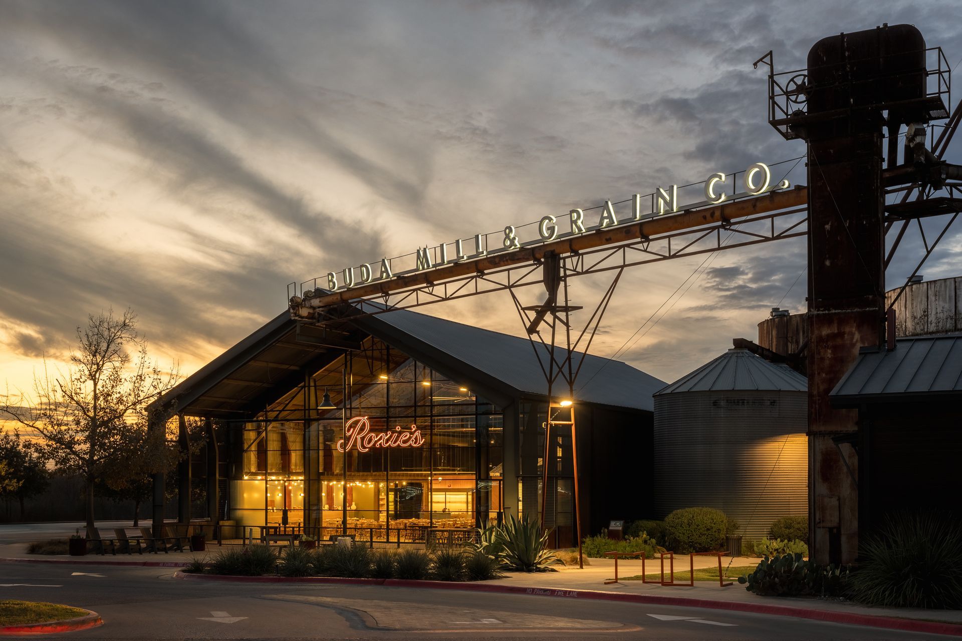 Roxies-Restaurant-Sunset-Exterior-ALIGN-Austin-Architects.jpg